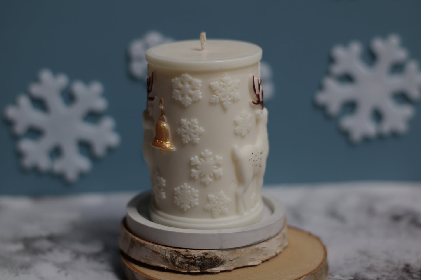 Rankų darbo sojų vaško žvakė APSNIGTAS ELNIAS