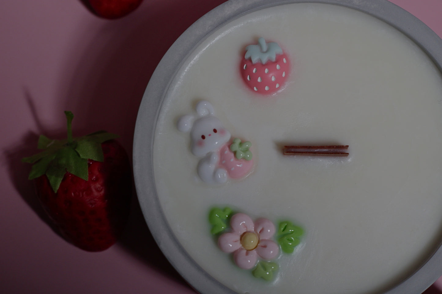 Elegantiška kvepianti sojų žvakė Pasakų sodas gipso inde