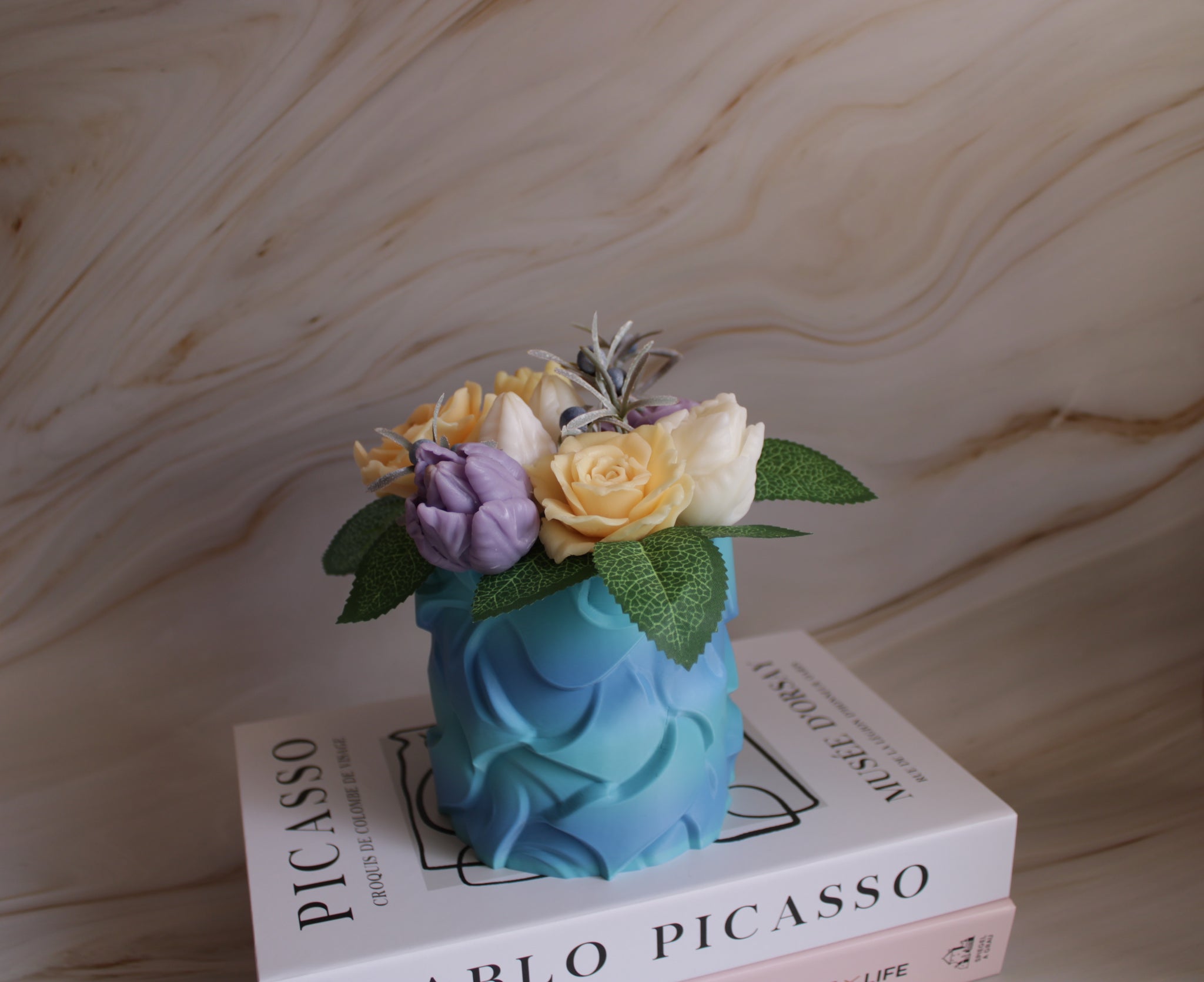 Muilo gėlių puokštė su mėlynai žaliu vazonu