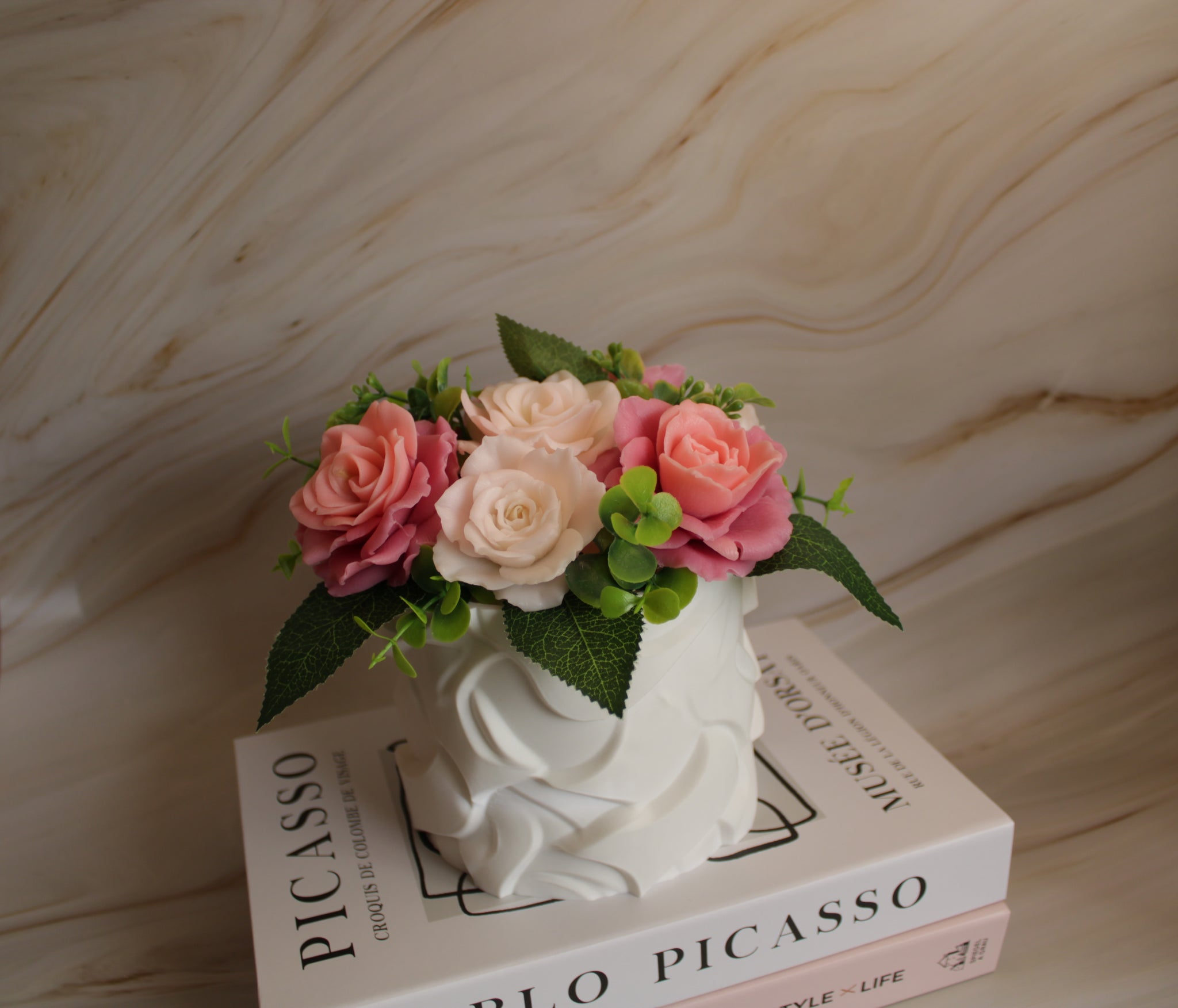 Muilo gėlių puokštė baltame vazone