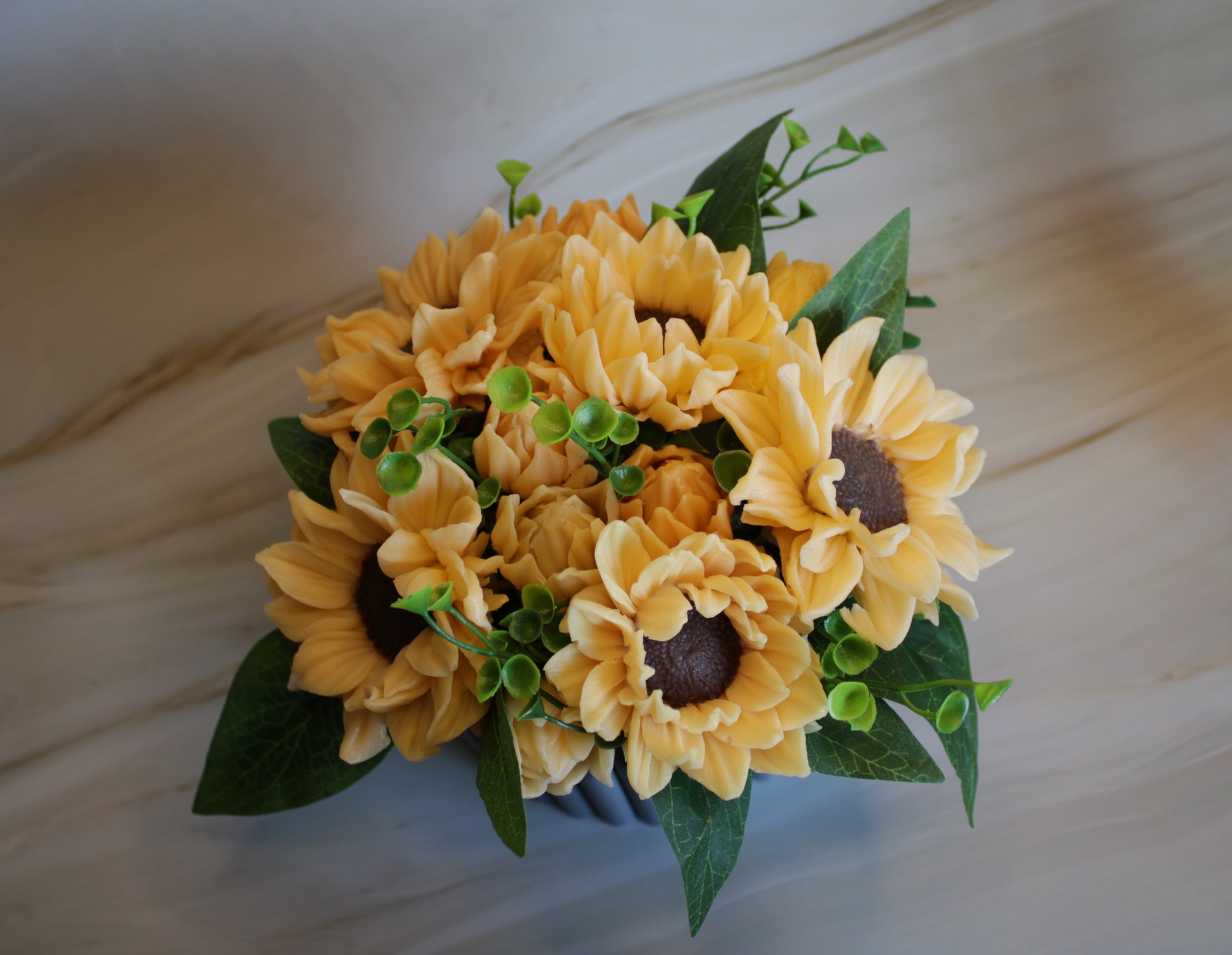 Muilo gėlių puokštė šviesios saulėgrąžos iš viršaus