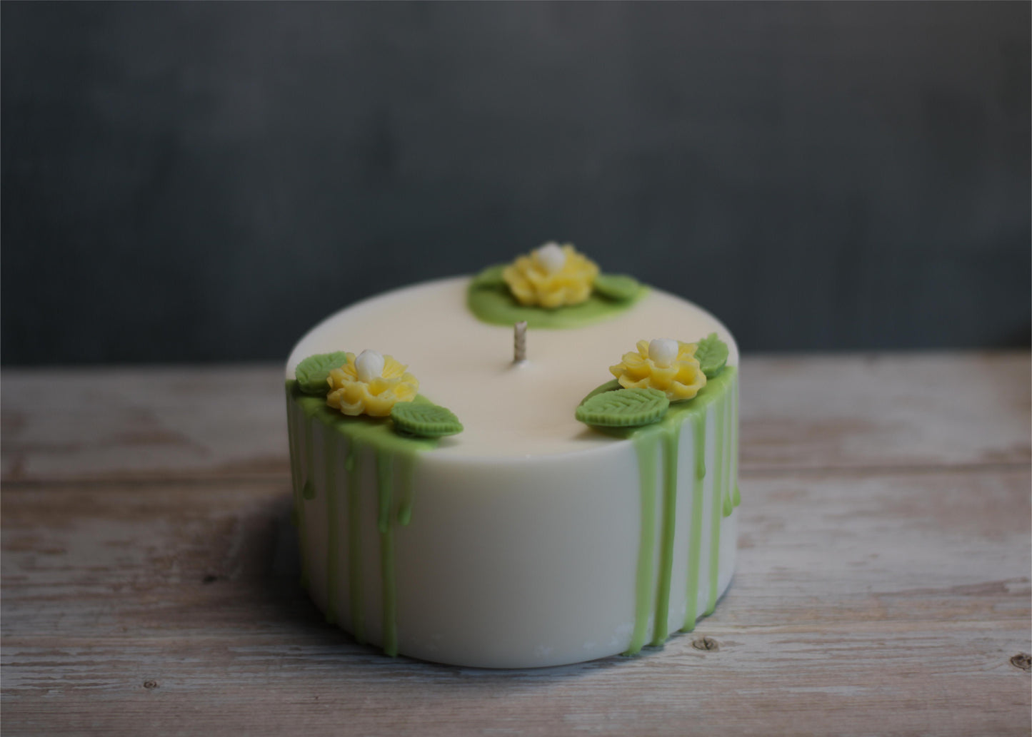 Kvepianti sojų vaško žvakė su gėlėmis