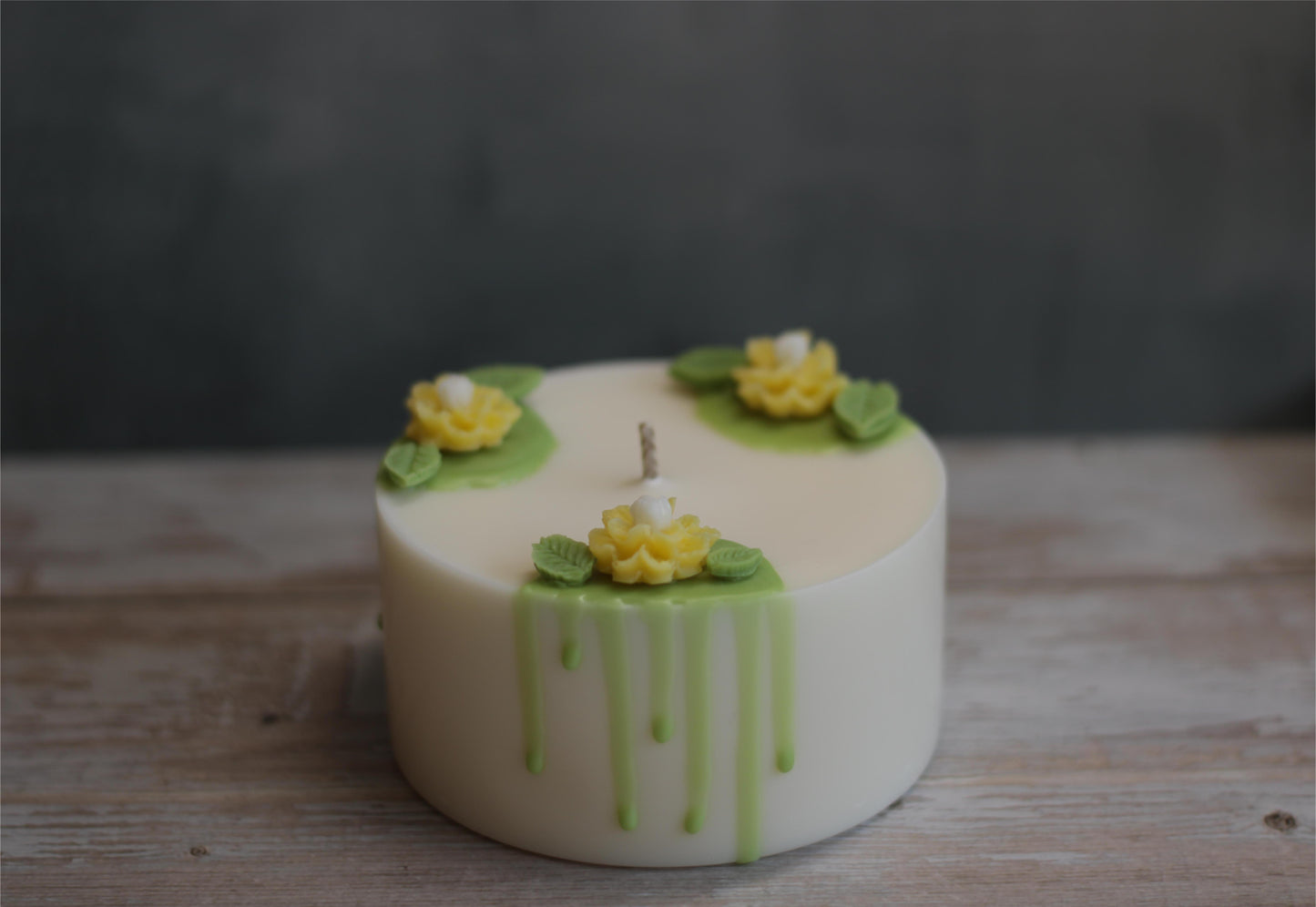 Rankų darbo žvakė su gėlėmis