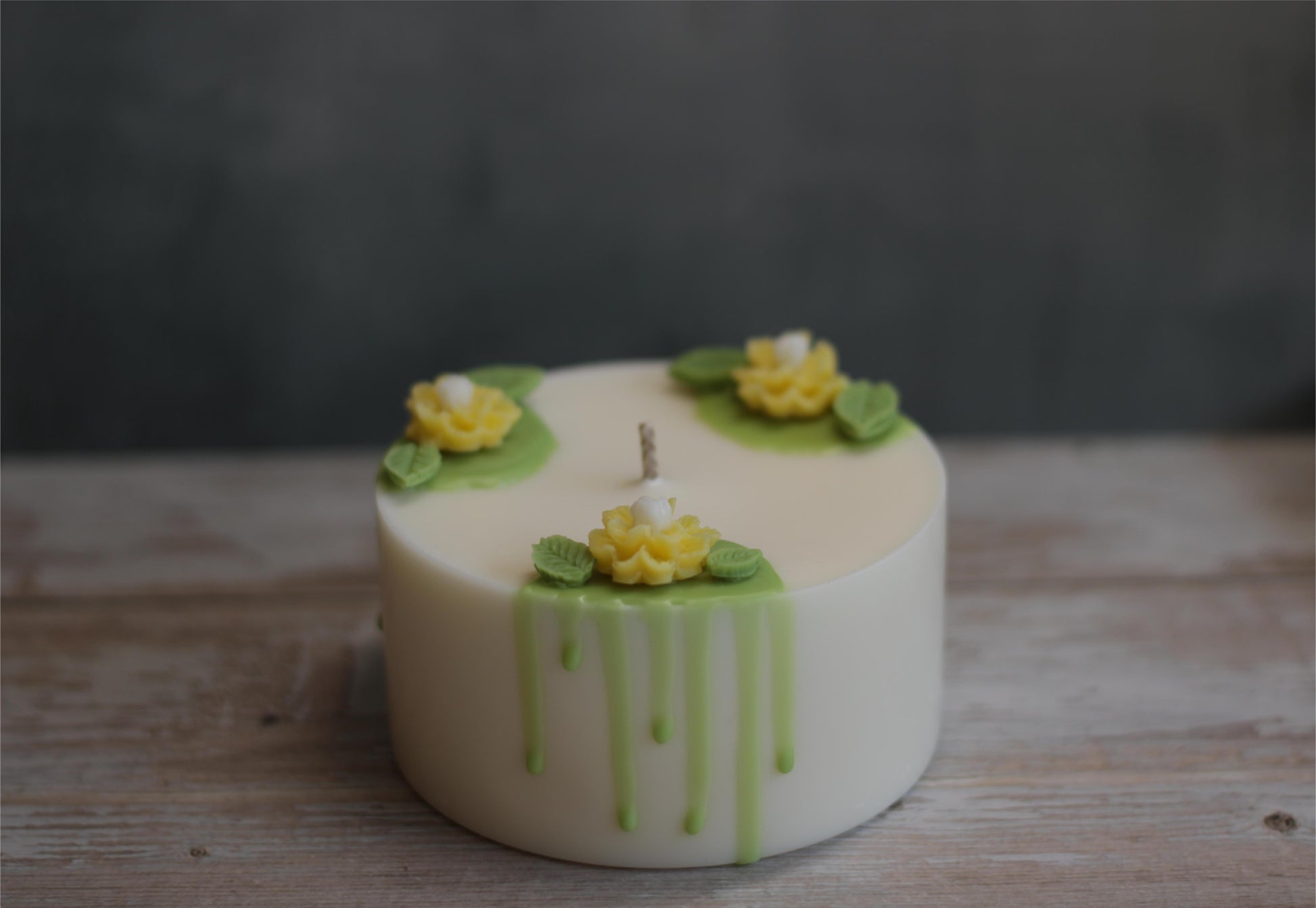 Rankų darbo žvakė su gėlėmis