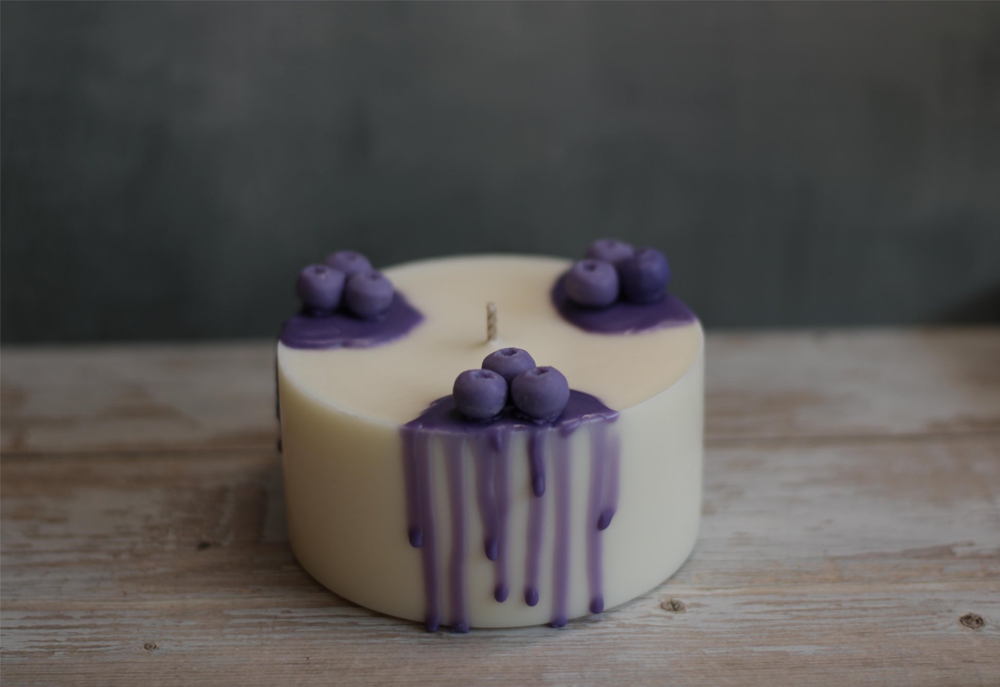 rankų darbo sojų vaško žvakė violetinė