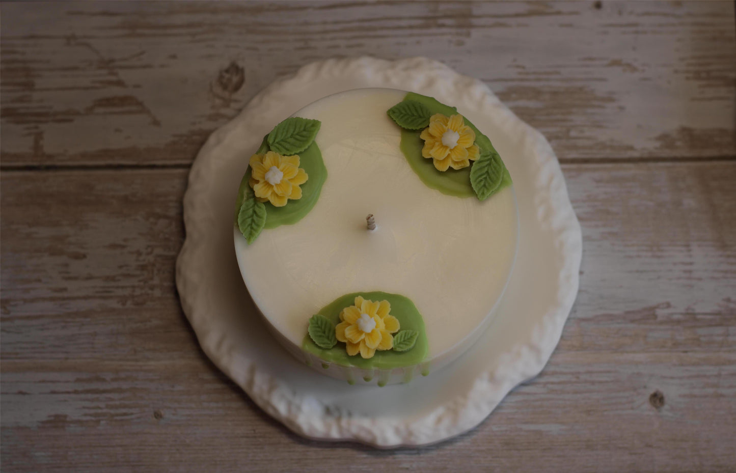 Kvepianti rankų darbo sojų vaško žvakė žalia ir geltona