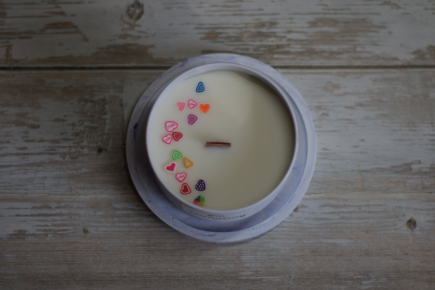 Kvepianti rankų darbo sojų vaško žvakė su spalvotomis širdelėmis