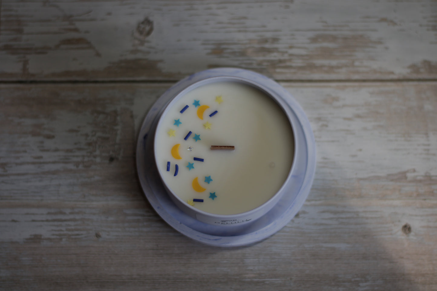 Kvepianti rankų darbo sojų vaško žvakė su mėnuliukais