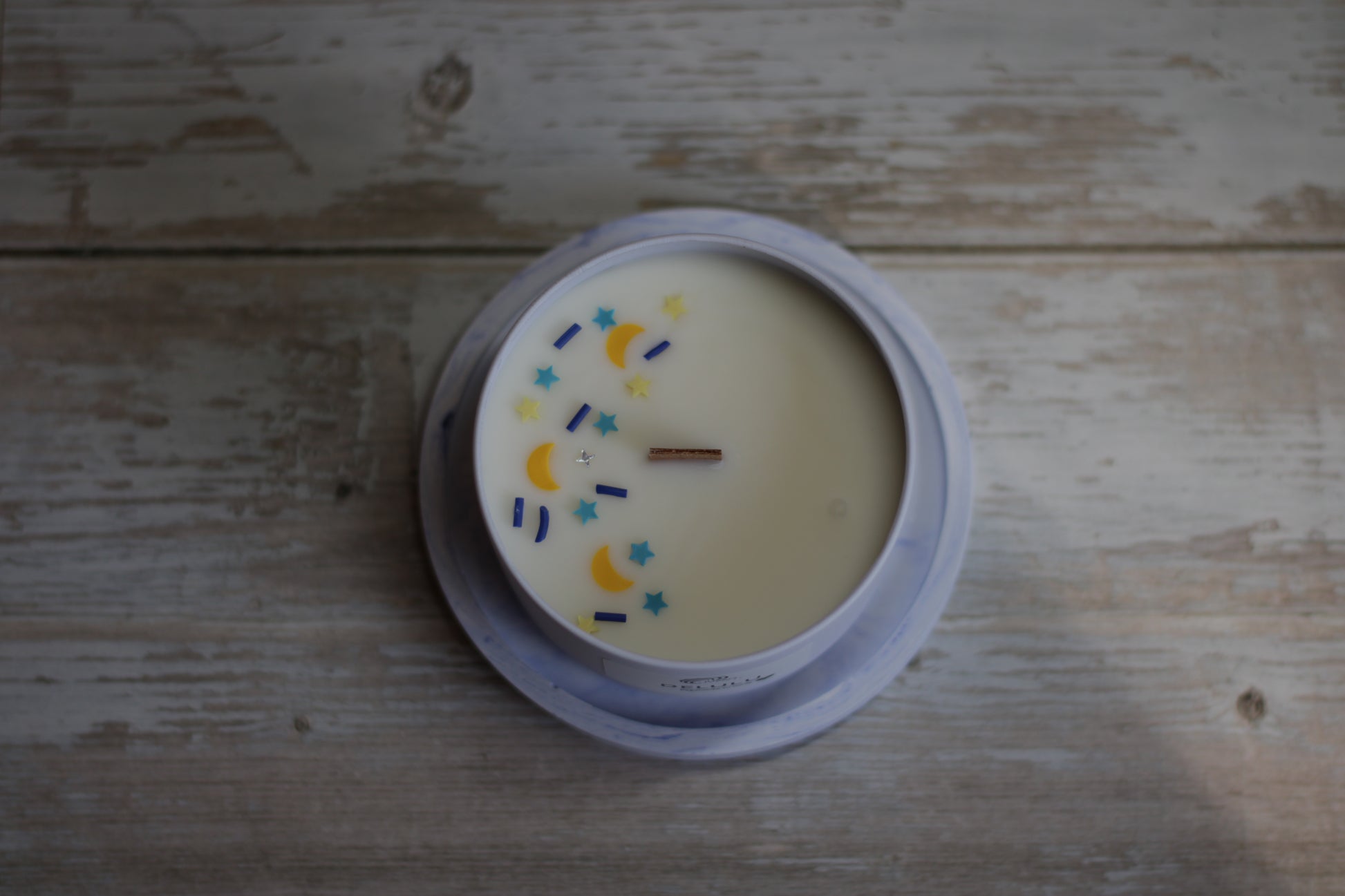 Kvepianti rankų darbo sojų vaško žvakė su mėnuliukais