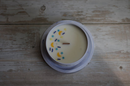 Kvepianti rankų darbo sojų vaško žvakė su mėnuliukais