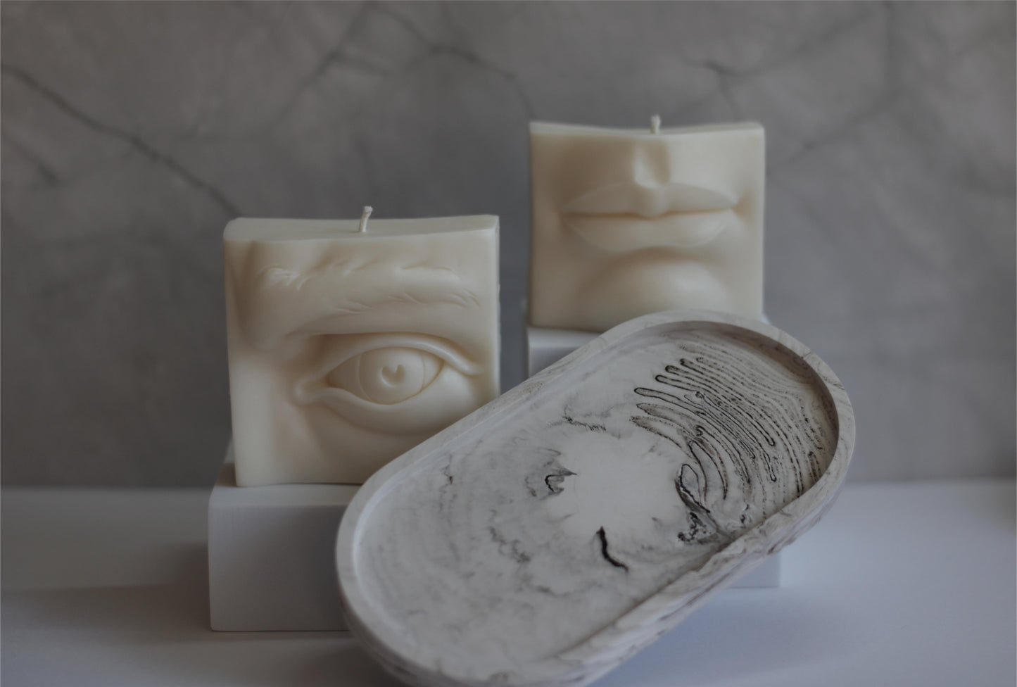 rankų darbo sojų vaško žvakės su padėkliuku lūpos ir akis