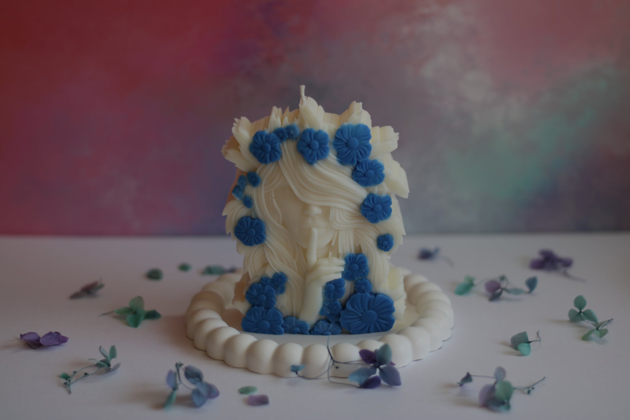 Sojų vaško žvakė mergina su mėlynomis gėlėmis