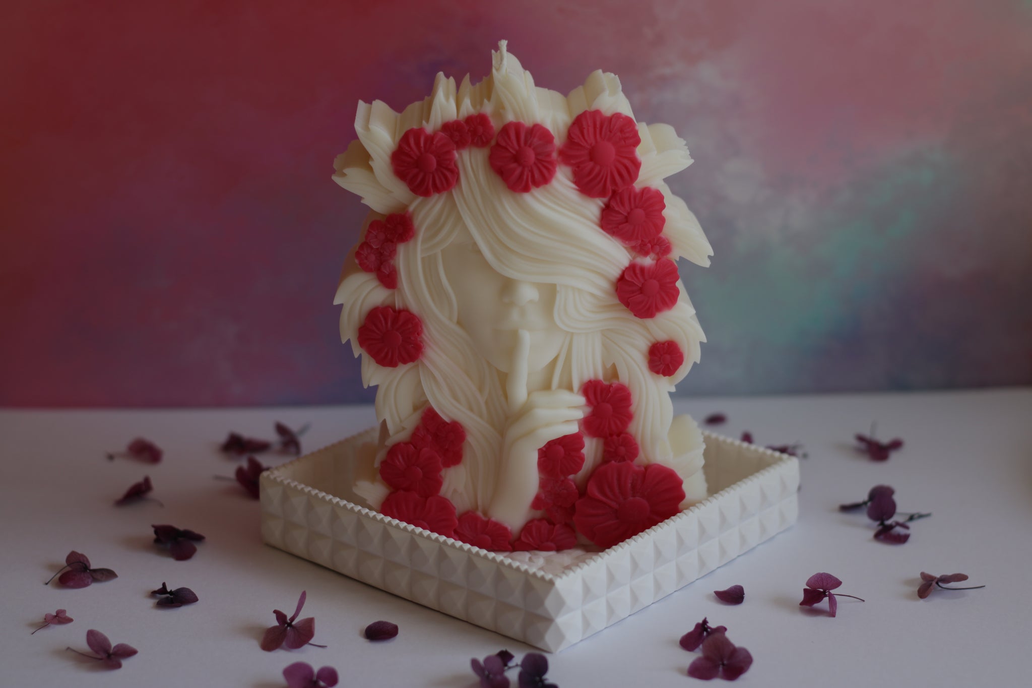 Sojų vaško žvakė mergina su raudonomis gėlėmis