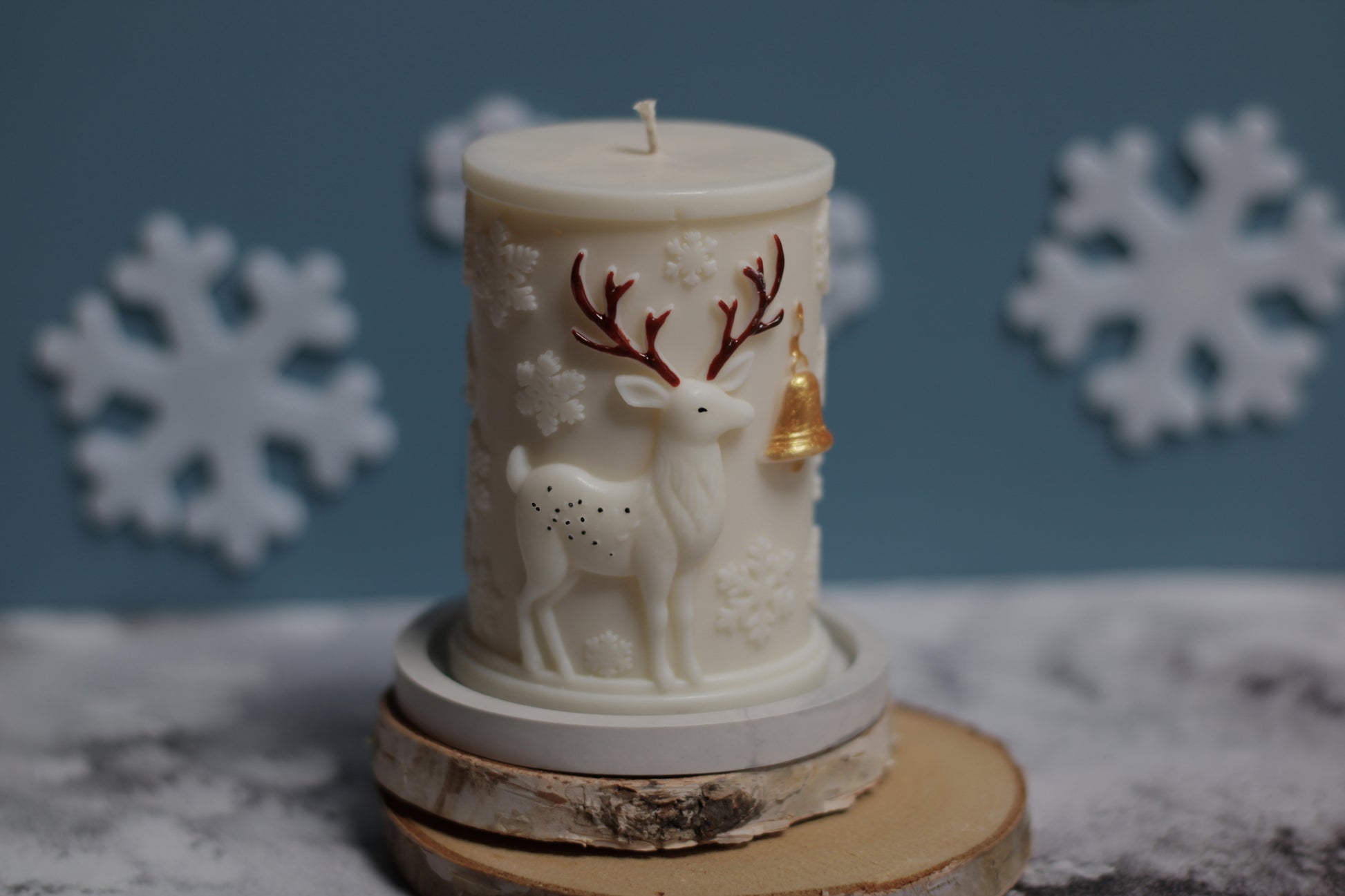 Dekoratyvinė sojų vaško žvakė APSNIGTAS ELNIAS