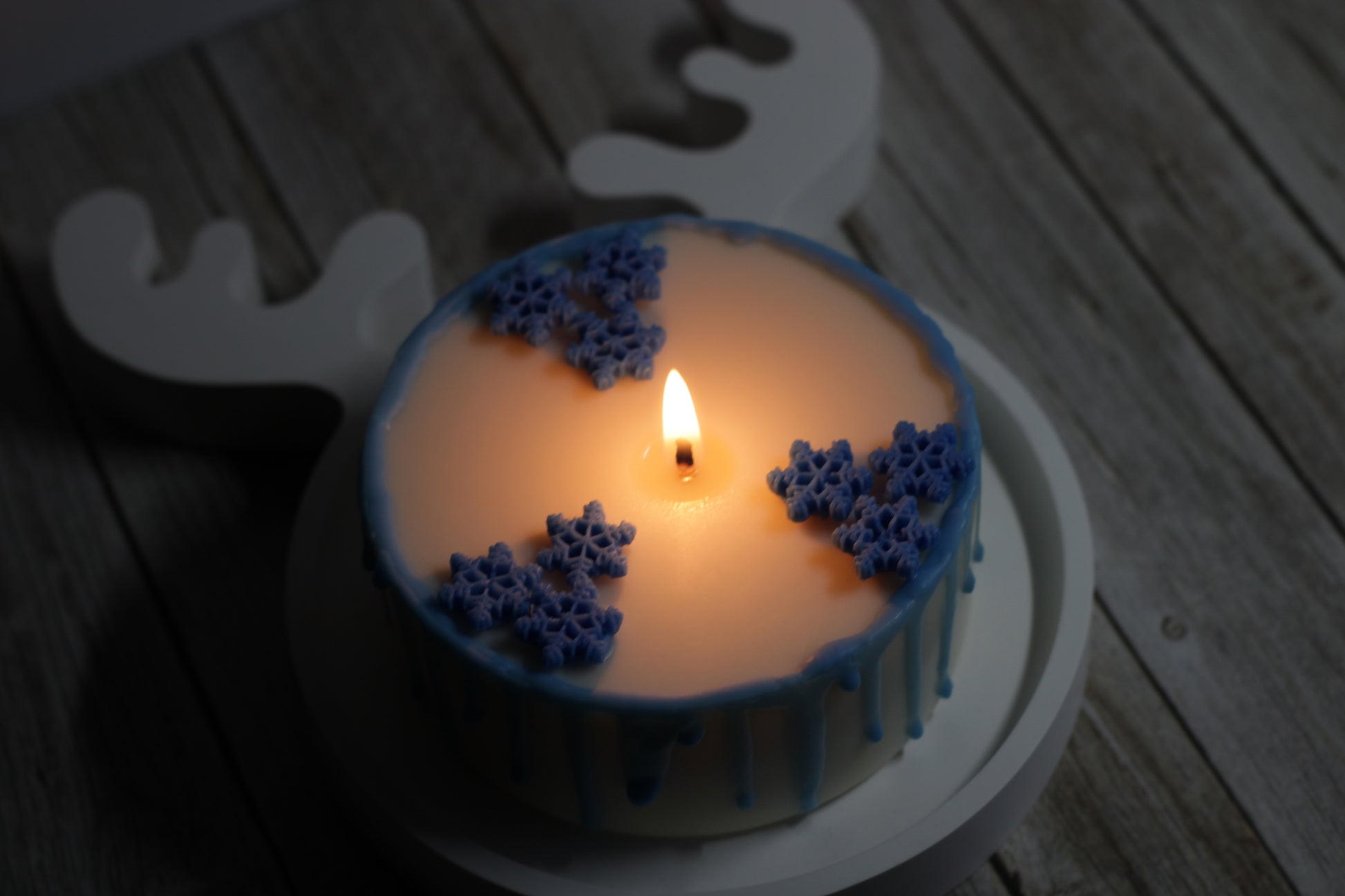 Rankų darbo kvepianti žvakė Šerkšno bučinys