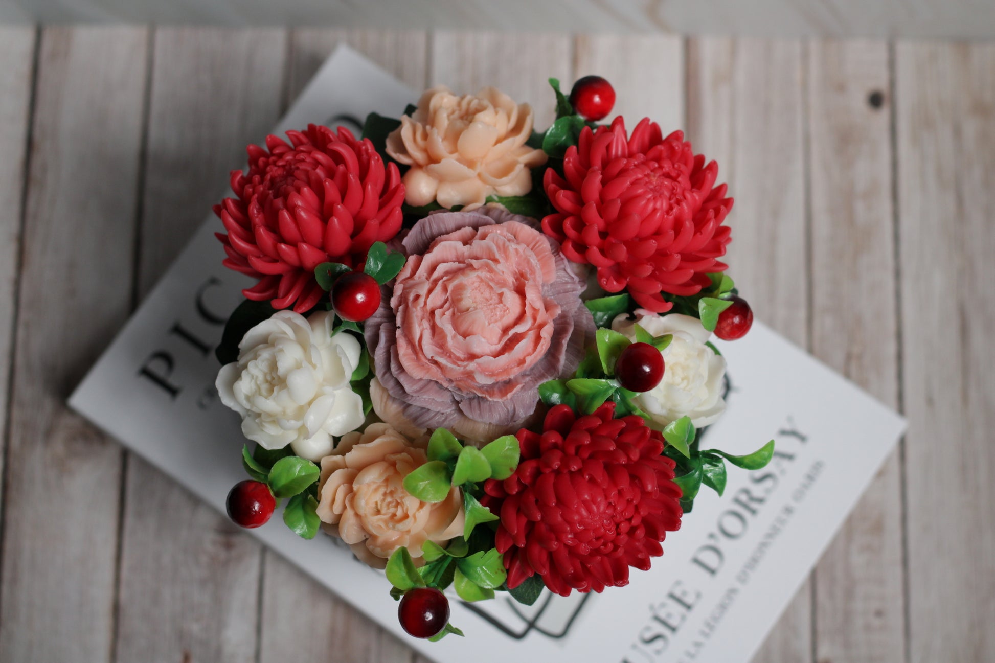 Elegantiška raudona muilo gėlių puokštė rankų darbo