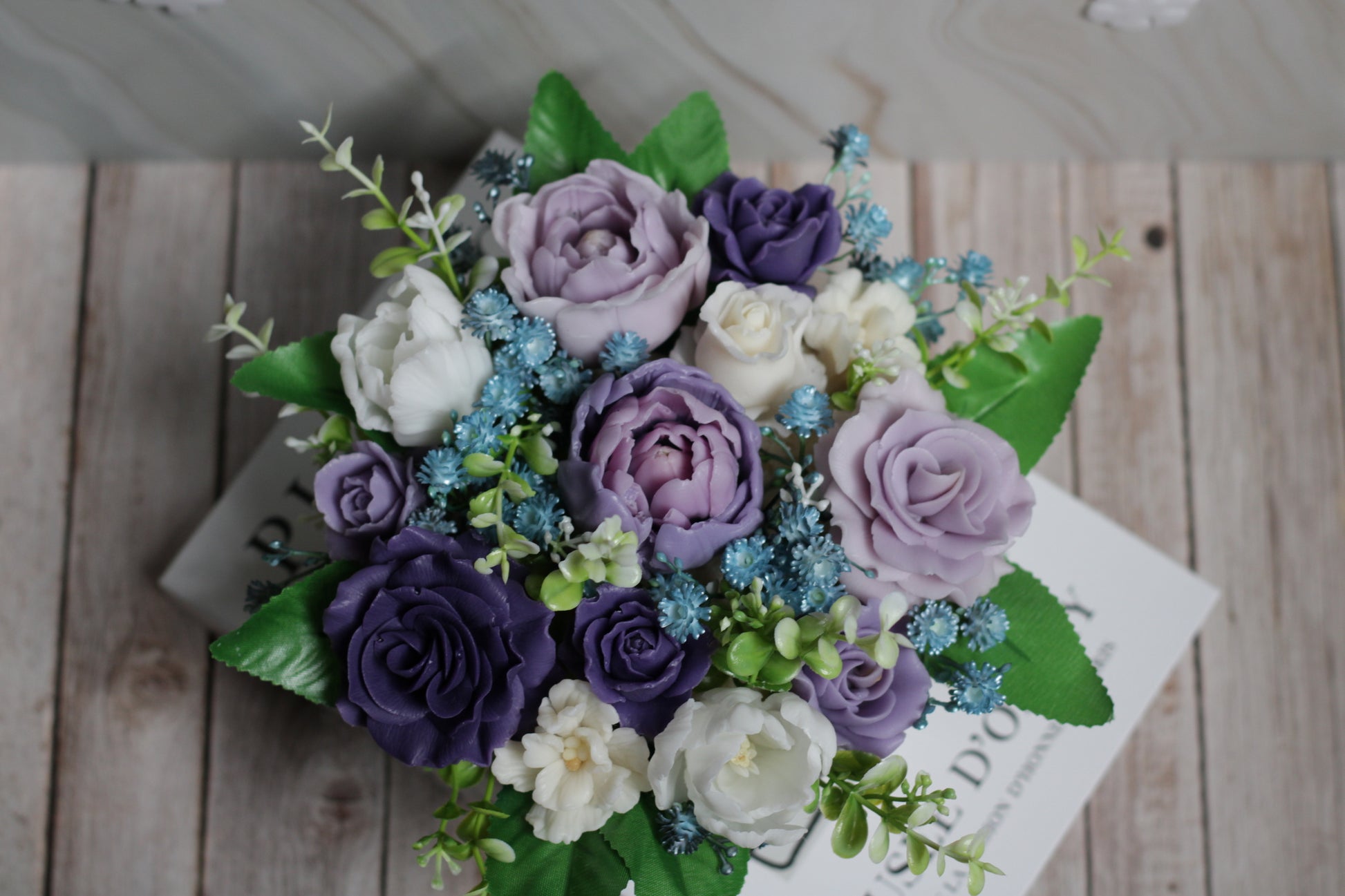 Elegantiška violetinė muilo gėlių puokštė rankų darbo