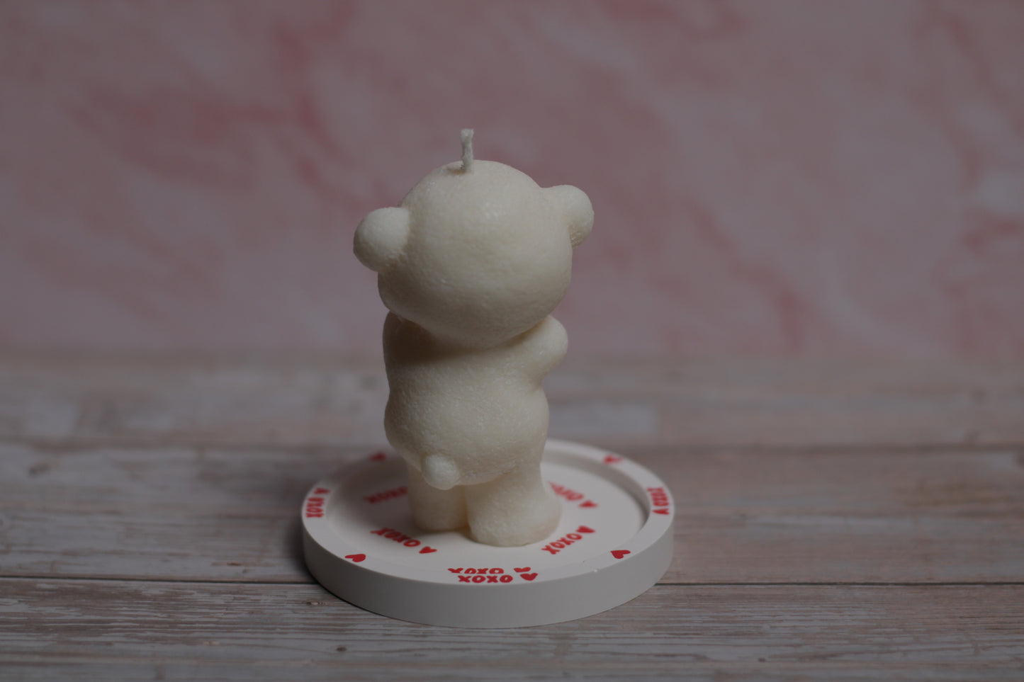 Rankų darbo sojų vaško žvakė Meškiukas su Zuikiu