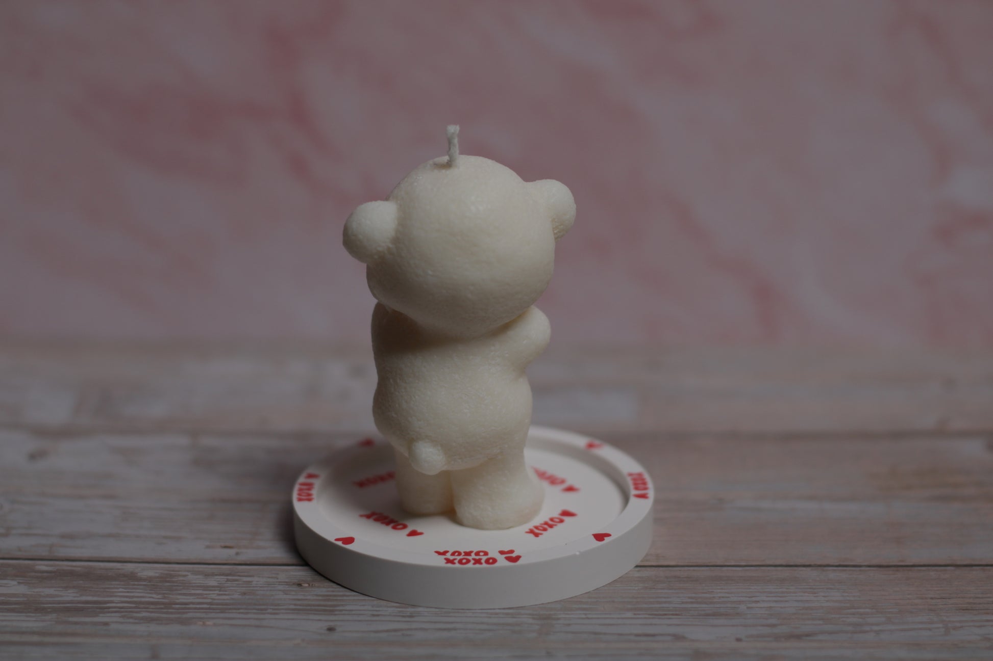 Rankų darbo sojų vaško žvakė Meškiukas su Zuikiu