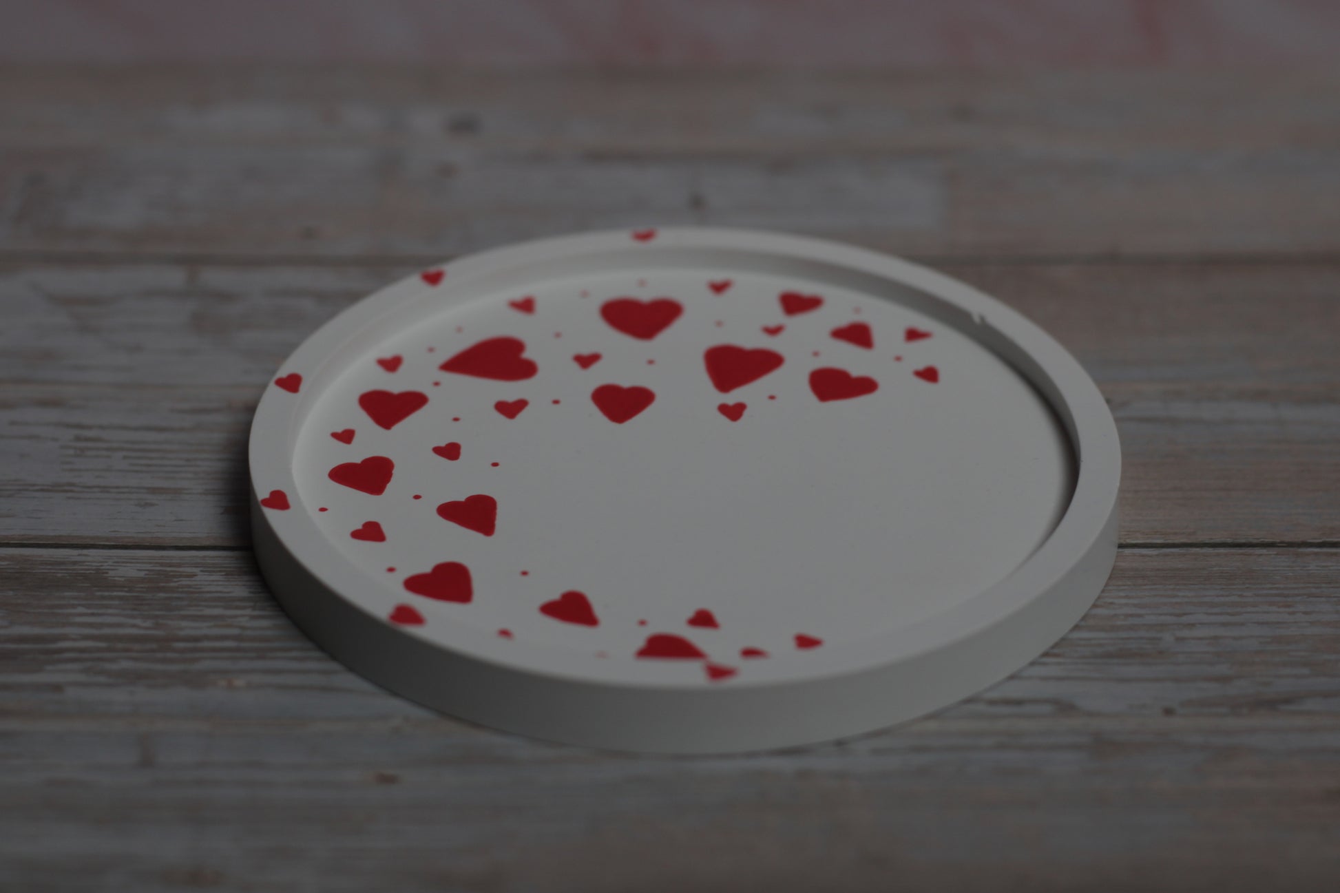 Dekoratyvinis akrilinis padėkliukas HEARTS♥ su širdelės motyvu