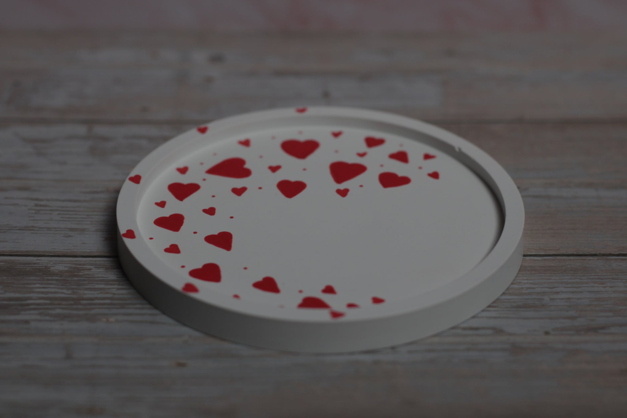 Dekoratyvinis akrilinis padėkliukas HEARTS♥ su širdelės motyvu