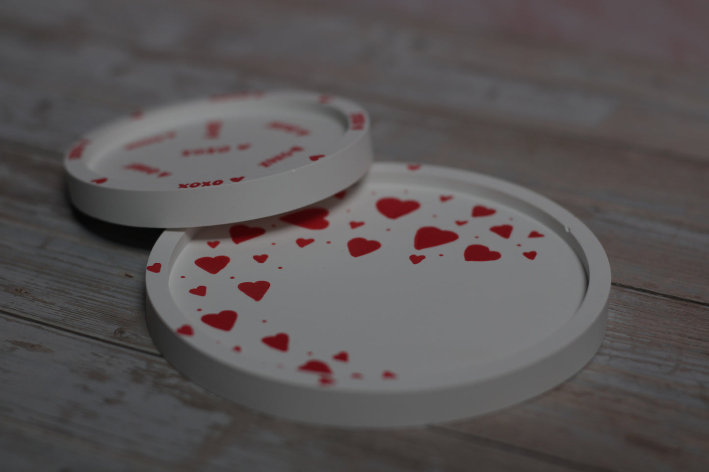 Akrilinis padėkliukas HEARTS – stilinga detalė namų dekorui