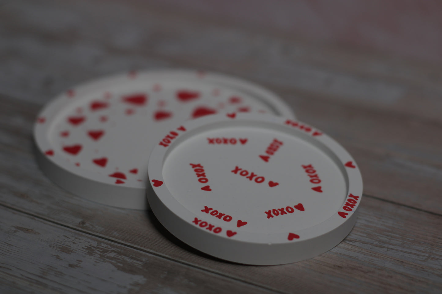 Rankų darbo akrilinis padėkliukas XOXO papuošalams ar žvakėms