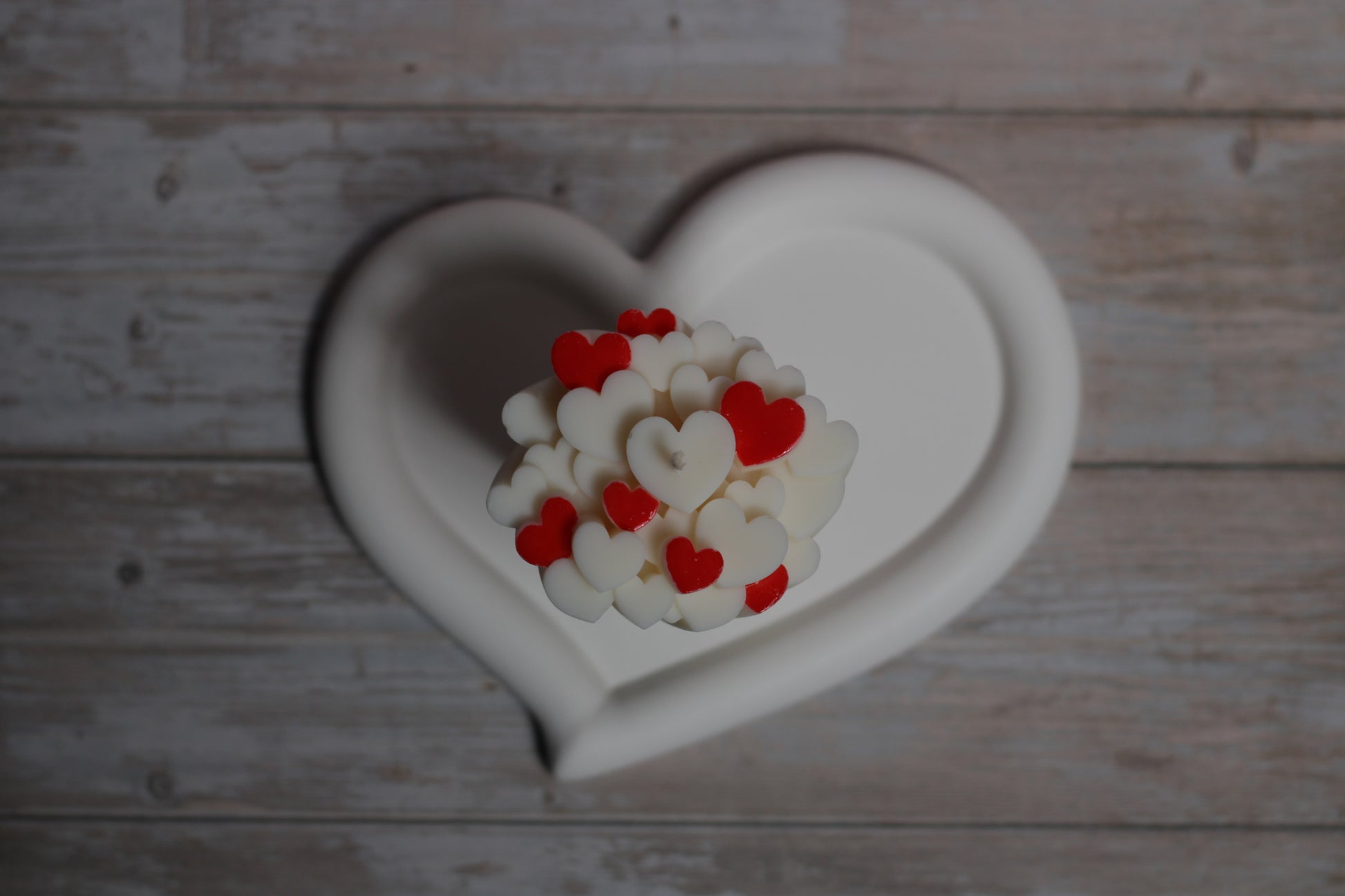 Širdelės – miela rankų darbo sojų vaško žvakė interjerui