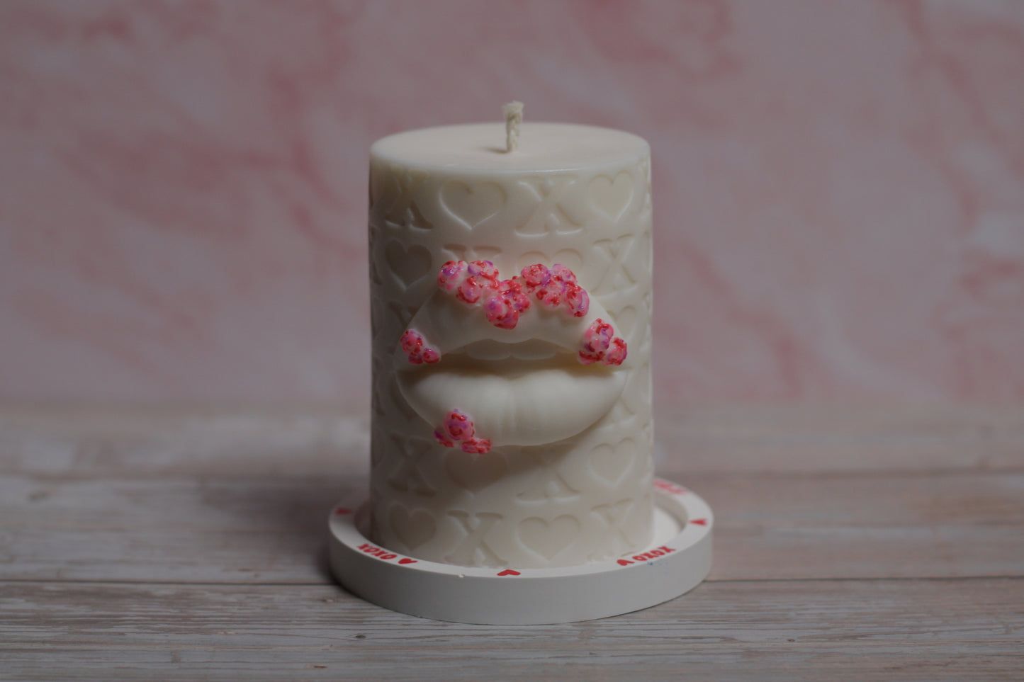 Dekoratyvinė sojų vaško žvakė Paslaptingos Lūpos su gėlėmis