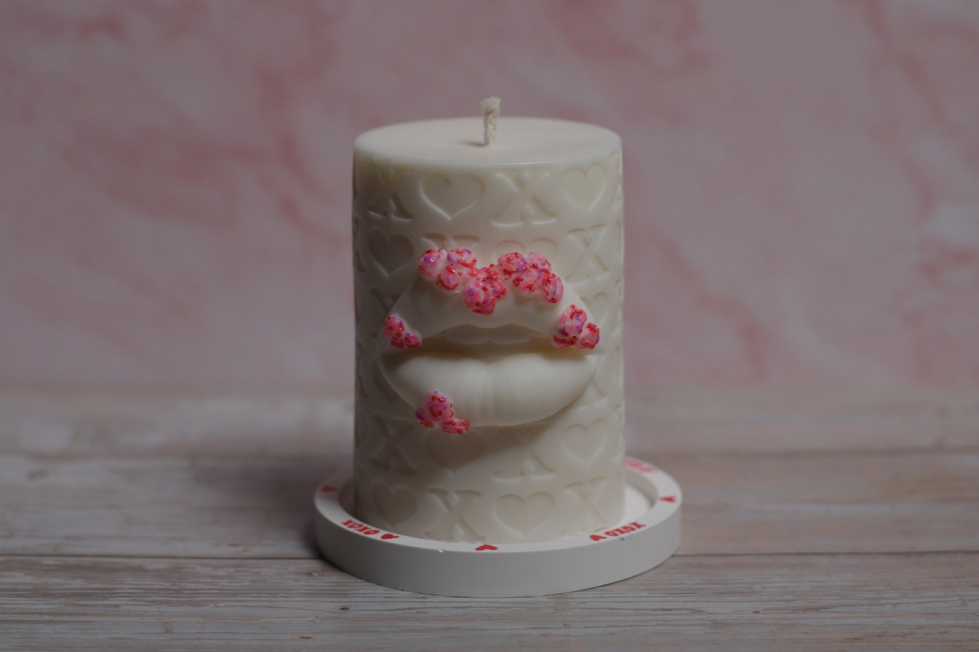 Dekoratyvinė sojų vaško žvakė Paslaptingos Lūpos su gėlėmis