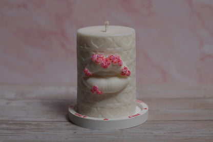 Dekoratyvinė sojų vaško žvakė Paslaptingos Lūpos su gėlėmis