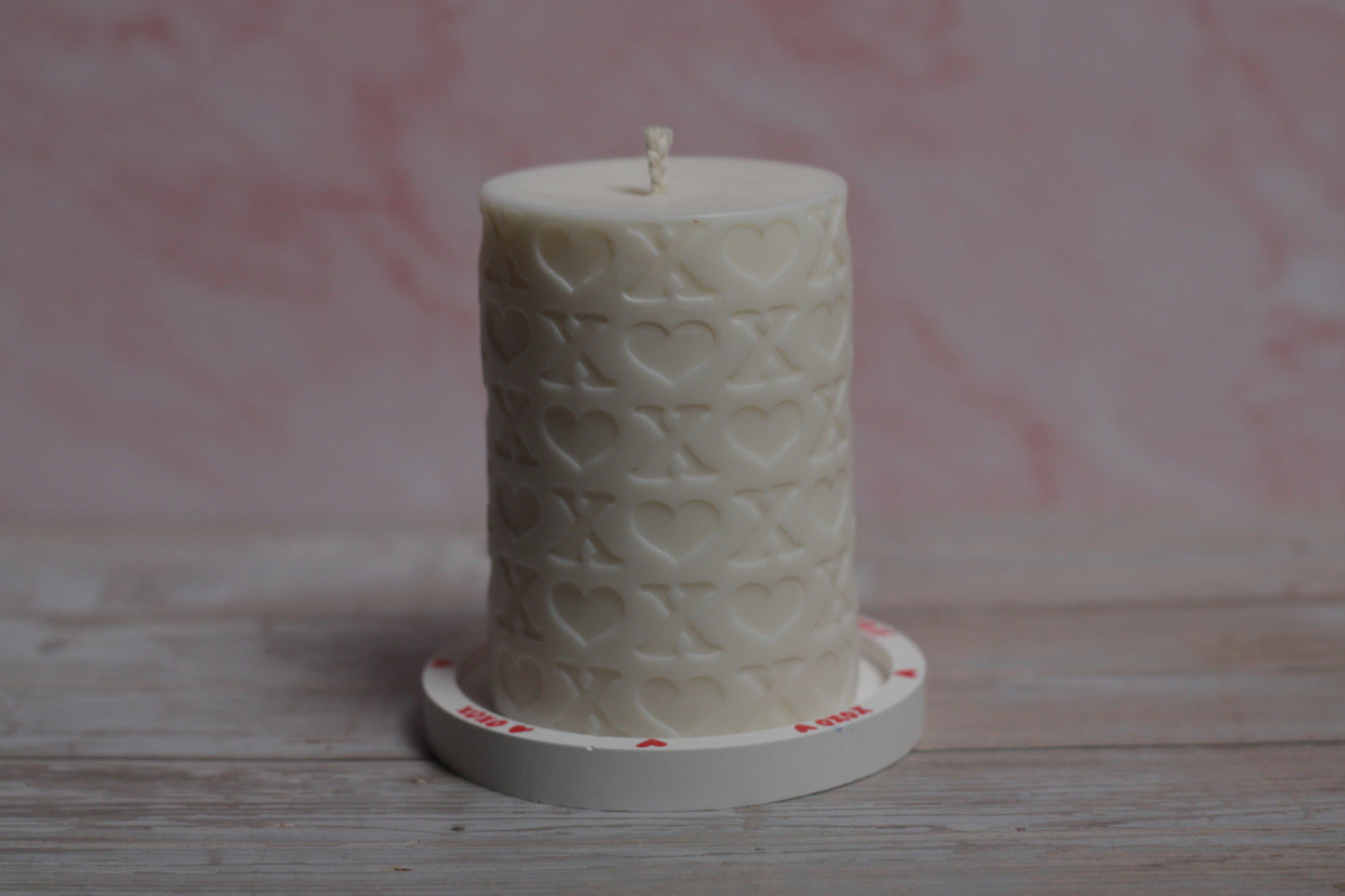 Rankų darbo sojų vaško žvakė Paslaptingos Lūpos – unikalus interjero dekoras