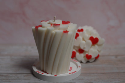 Dekoratyvinė sojų vaško žvakė Širdelės – rankų darbo šventinė žvakė