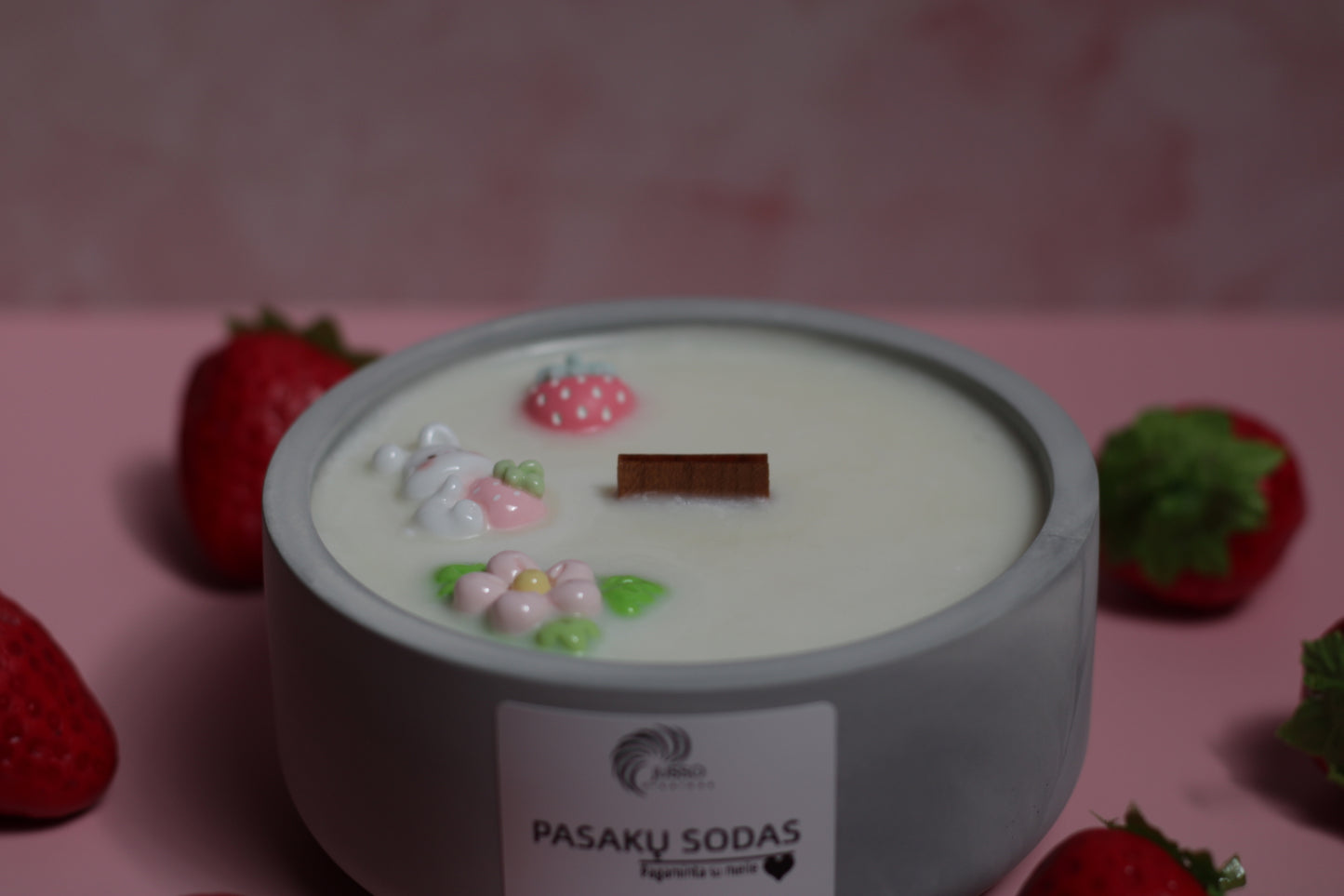 Dekoratyvinė sojų žvakė Pasakų sodas jaukiam namų interjerui