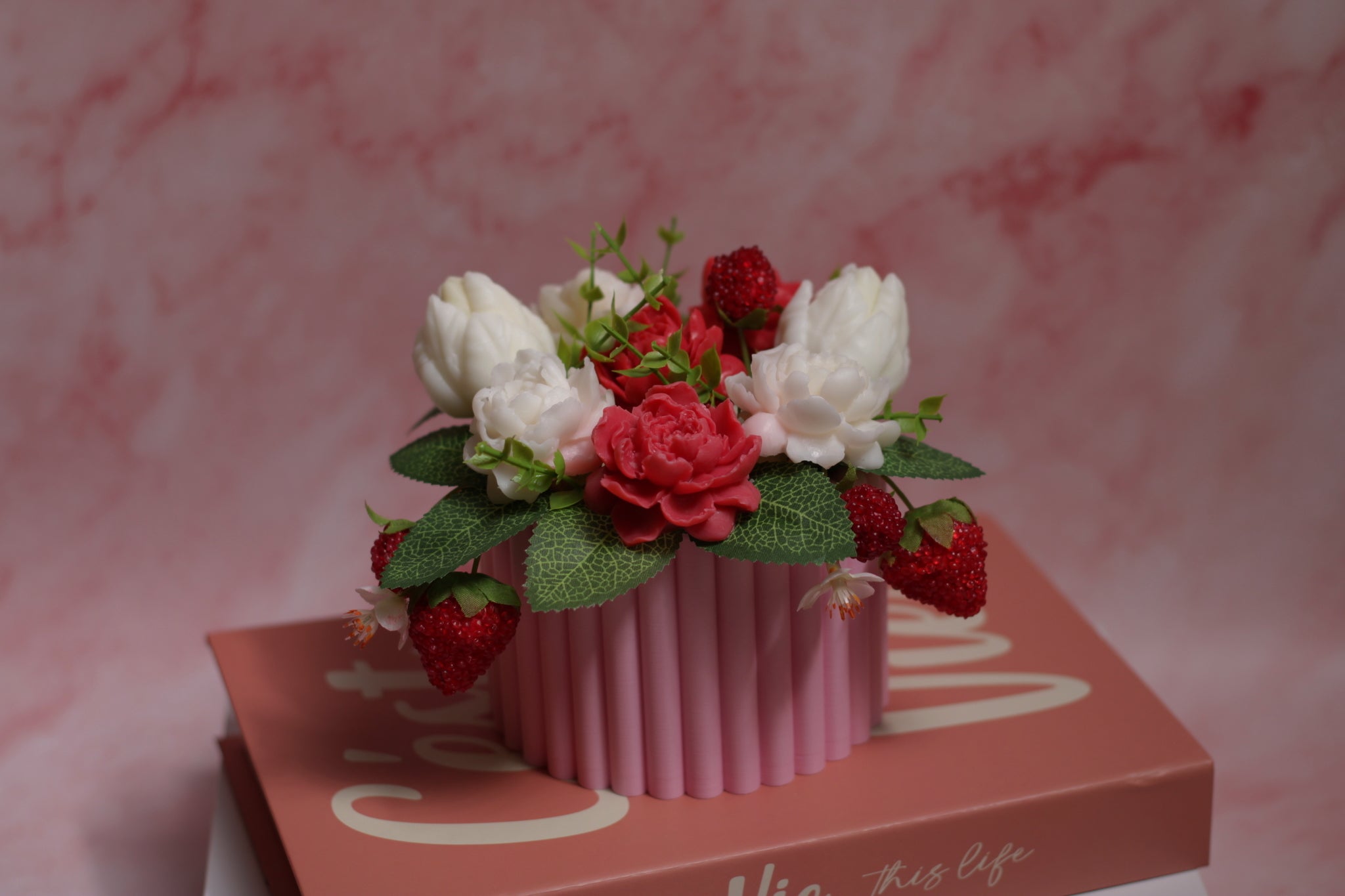 Muilo gėlių puokštė „Aistra“ – elegantiška rankų darbo dekoratyvinė puokštė iš muilo gėlių