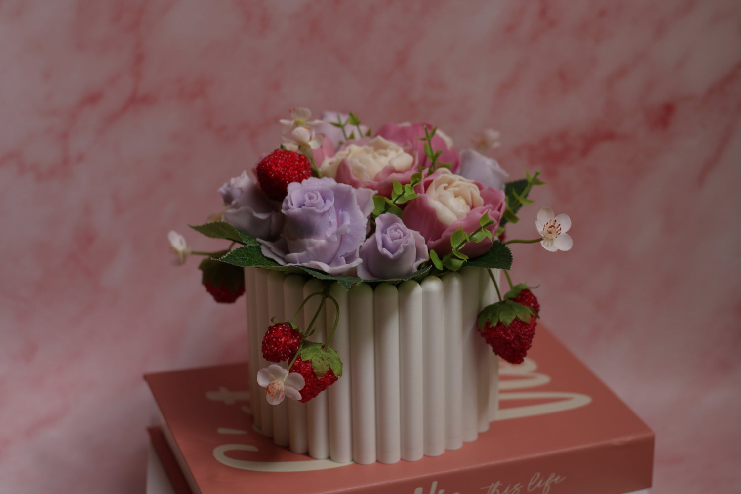 Muilo gėlių puokštė „Akimirka“ – elegantiška rankų darbo dekoratyvinė puokštė iš muilo gėlių