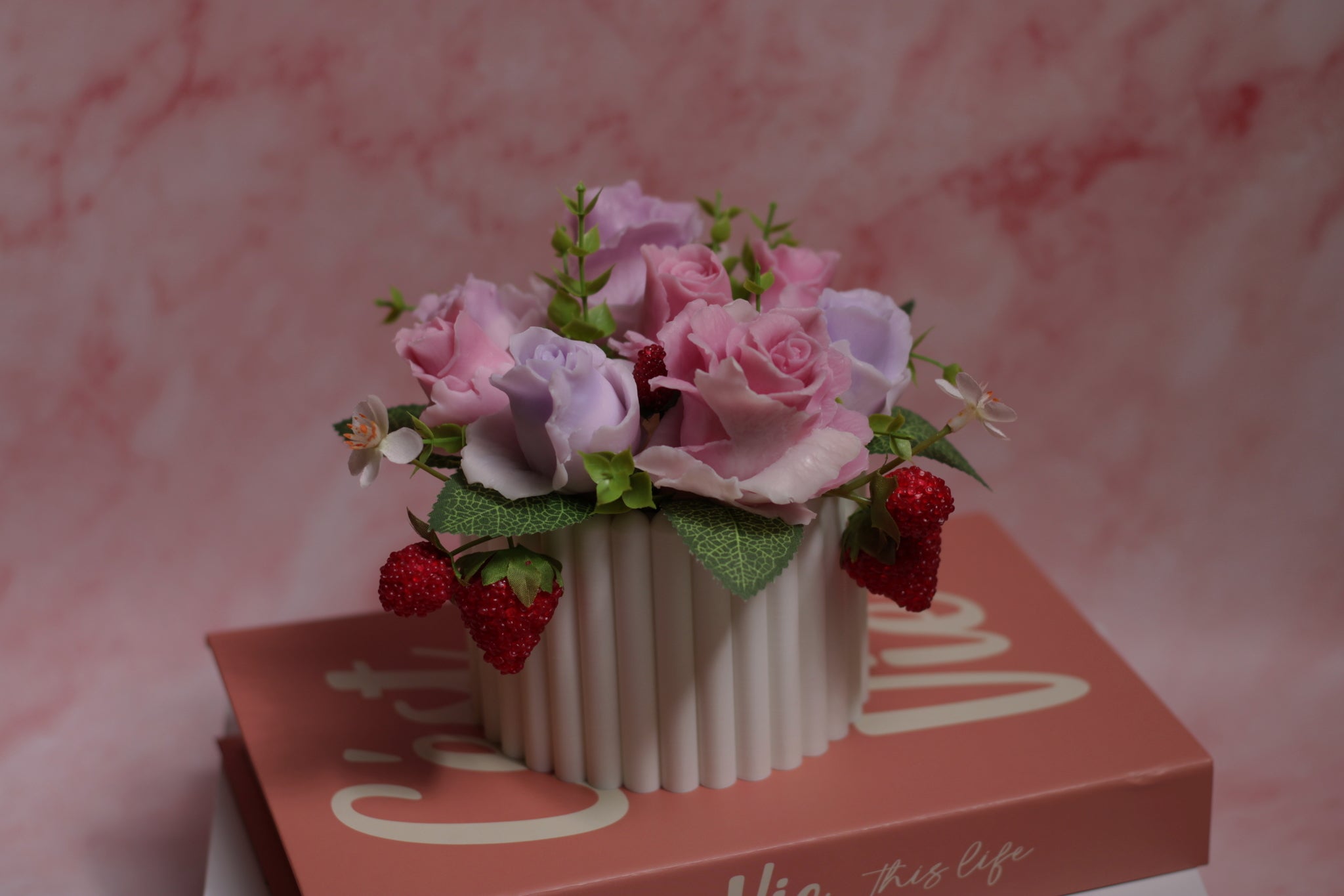 Muilo gėlių puokštė „Paslaptis“ – elegantiška rankų darbo dekoratyvinė puokštė iš muilo gėlių