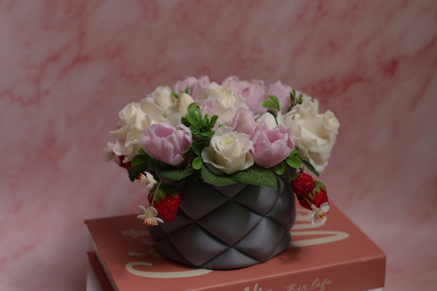 Rankų darbo muilo gėlių puokštė „Svajonė“ – subtilus ir ilgai išliekantis dekoras namams