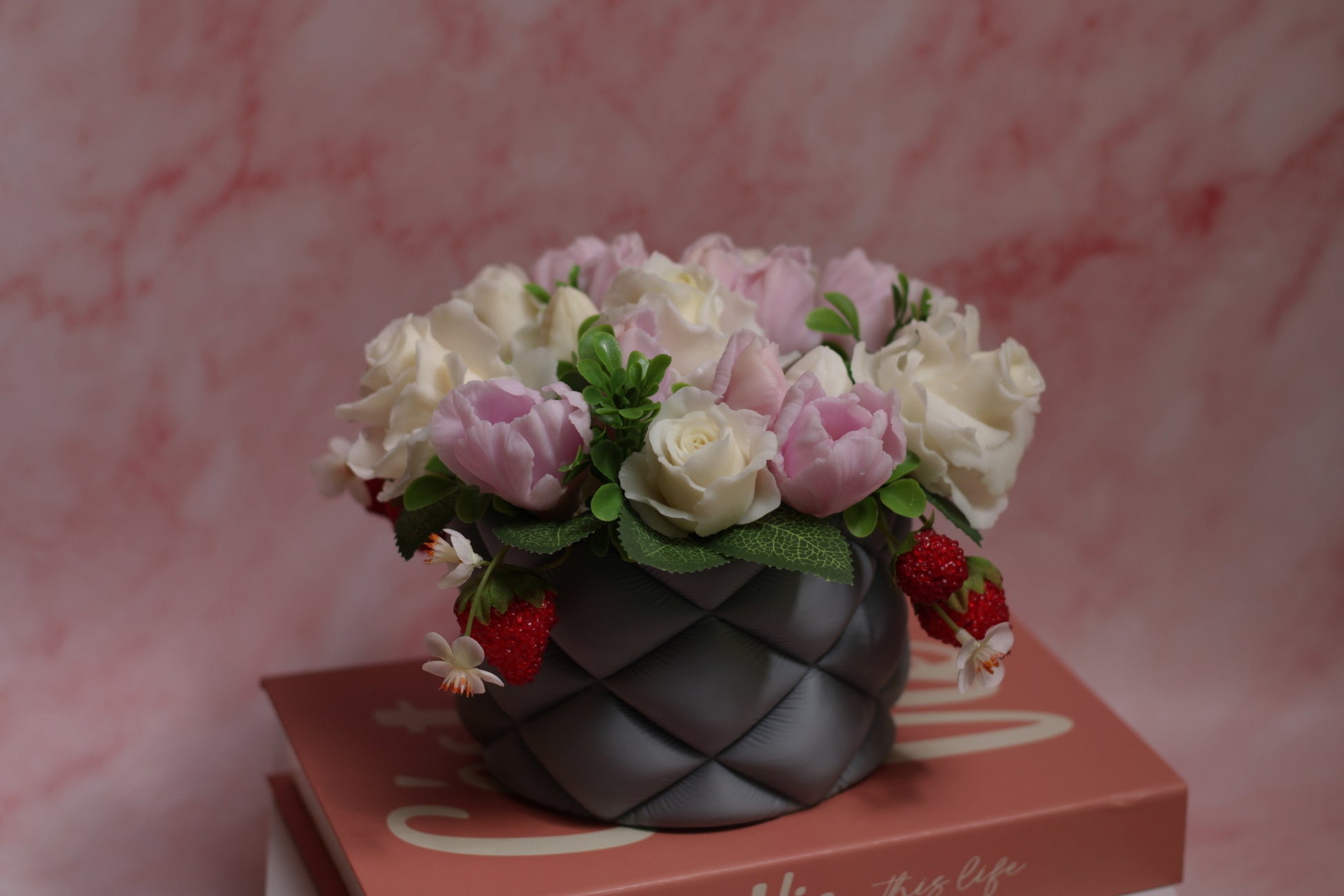 Rankų darbo muilo gėlių puokštė „Svajonė“ – subtilus ir ilgai išliekantis dekoras namams