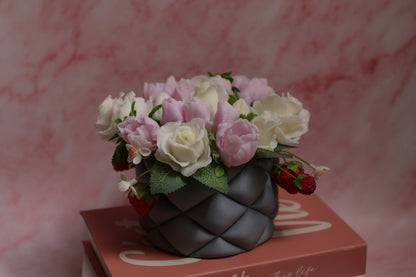 Muilo gėlių puokštė „Svajonė“ – elegantiška rankų darbo dekoratyvinė puokštė iš muilo gėlių