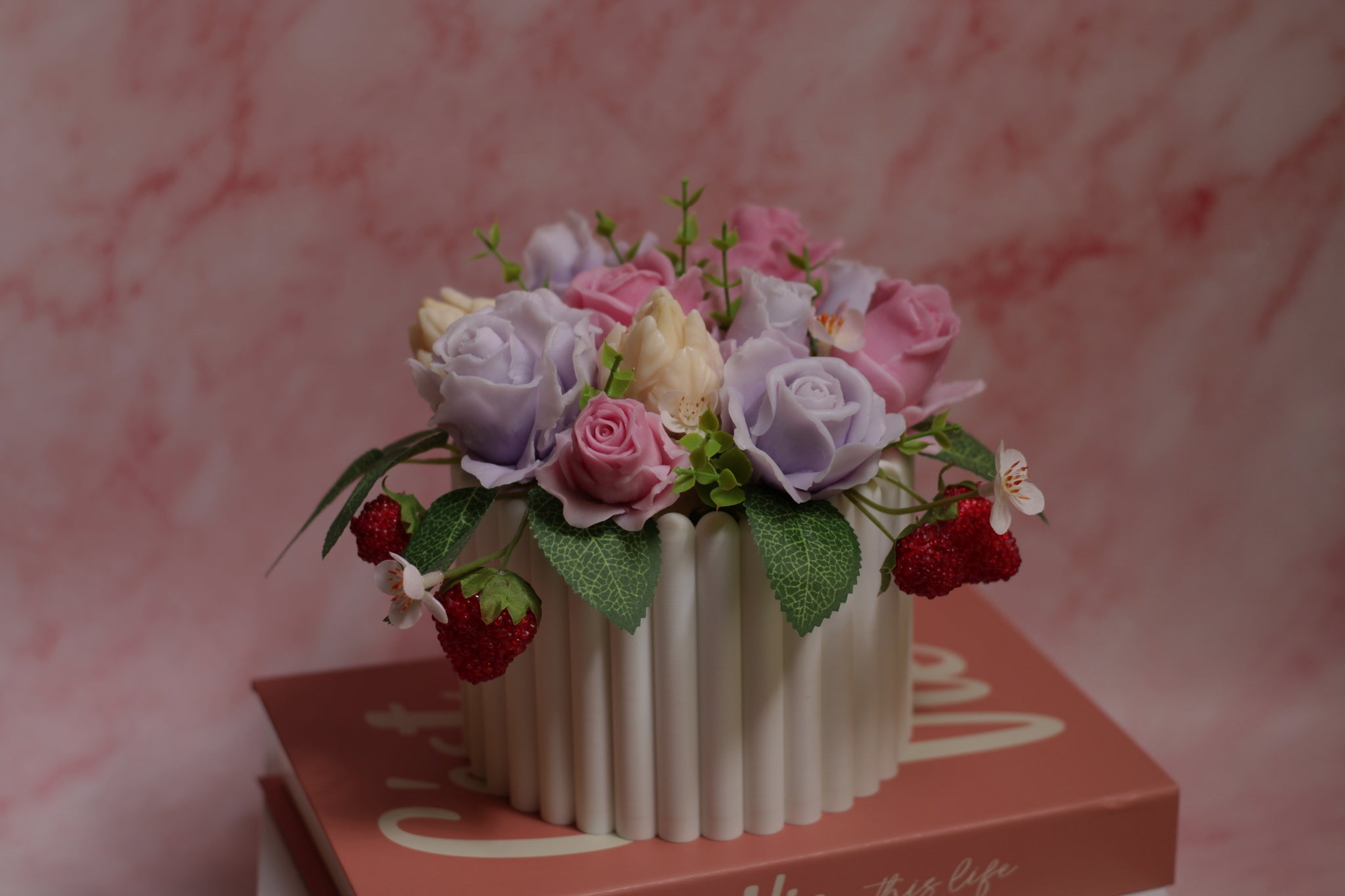 Muilo gėlių puokštė „Švelnumas“ – elegantiška rankų darbo dekoratyvinė puokštė iš muilo gėlių