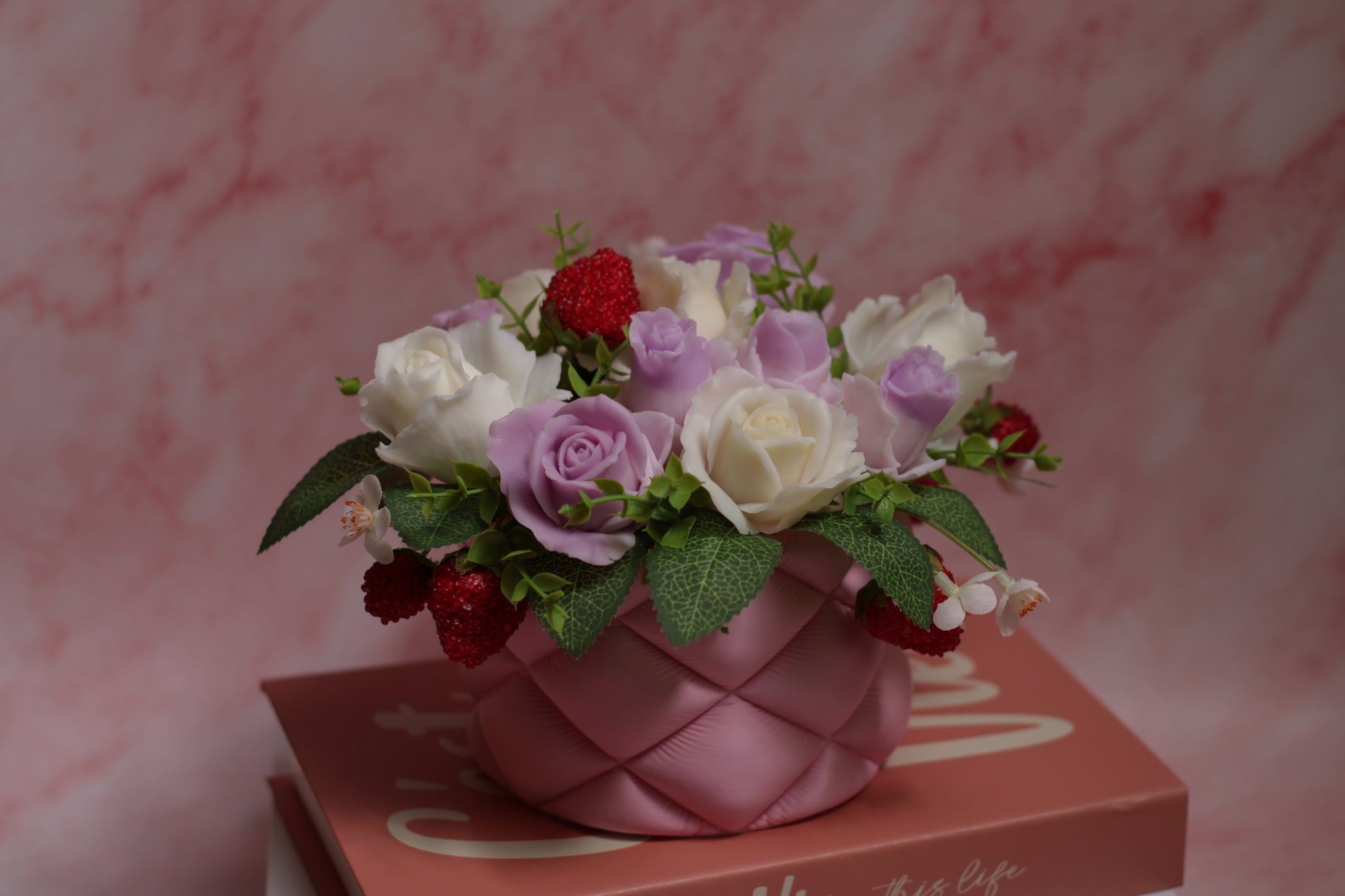 Muilo gėlių puokštė „Žavesys“ – elegantiška rankų darbo dekoratyvinė puokštė iš muilo gėlių