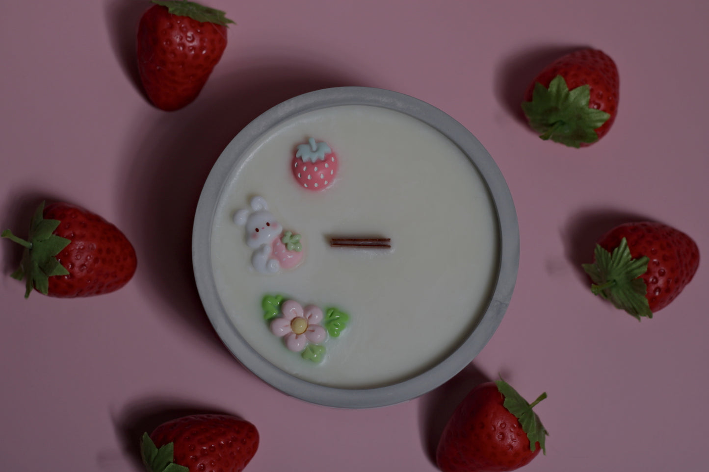 Rankų darbo sojų vaško žvakė Pasakų sodas su medine dagtimi