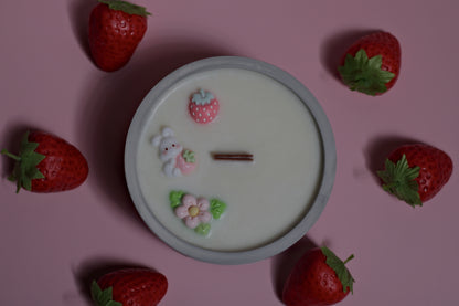 Rankų darbo sojų vaško žvakė Pasakų sodas su medine dagtimi