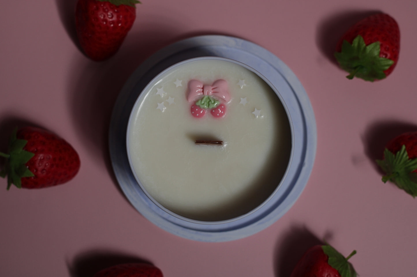 Rankų darbo sojų vaško žvakė Silent Charm su medine dagtimi