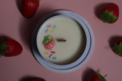 Rankų darbo sojų vaško žvakė Velvet Bloom su medine dagtimi