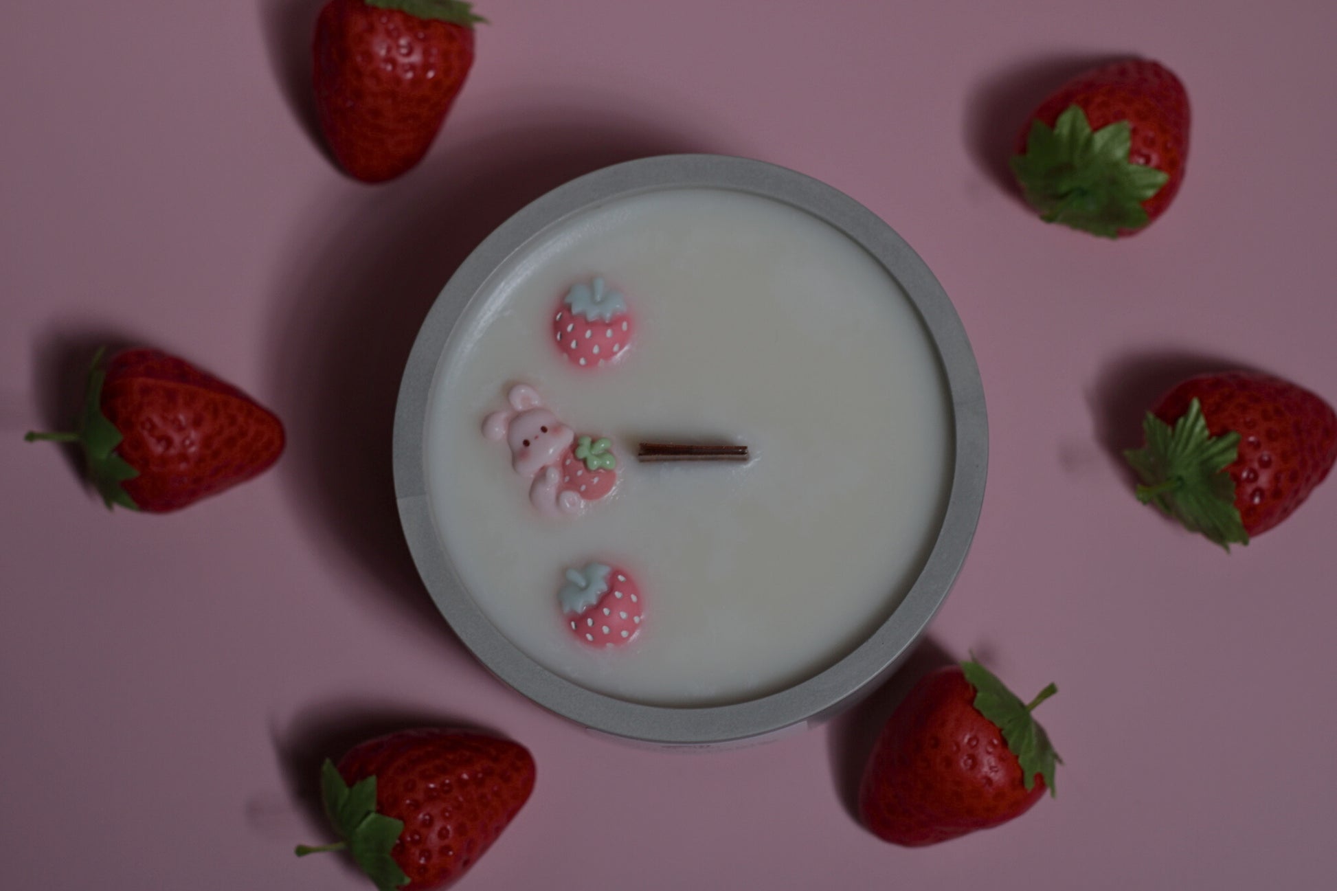 Rankų darbo sojų vaško žvakė Zuikio lobis su medine dagtimi