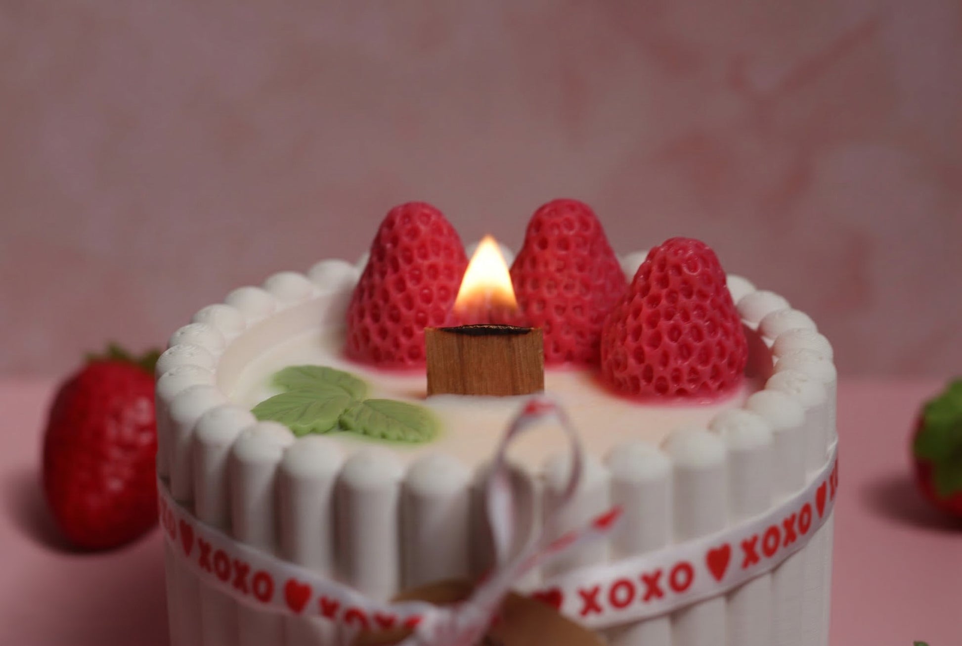 Dekoratyvinė sojų vaško žvakė Sweet Sin akriliniame inde