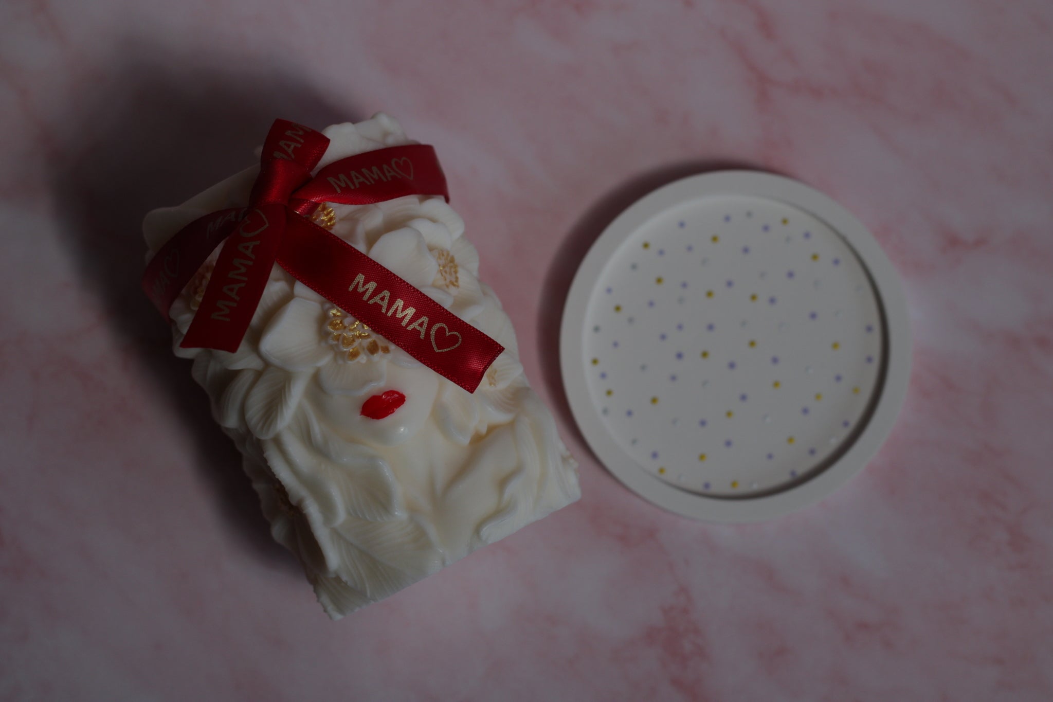 Rinkinys sojų vaško žvakė Frėja su padėkliuku dovana mamai