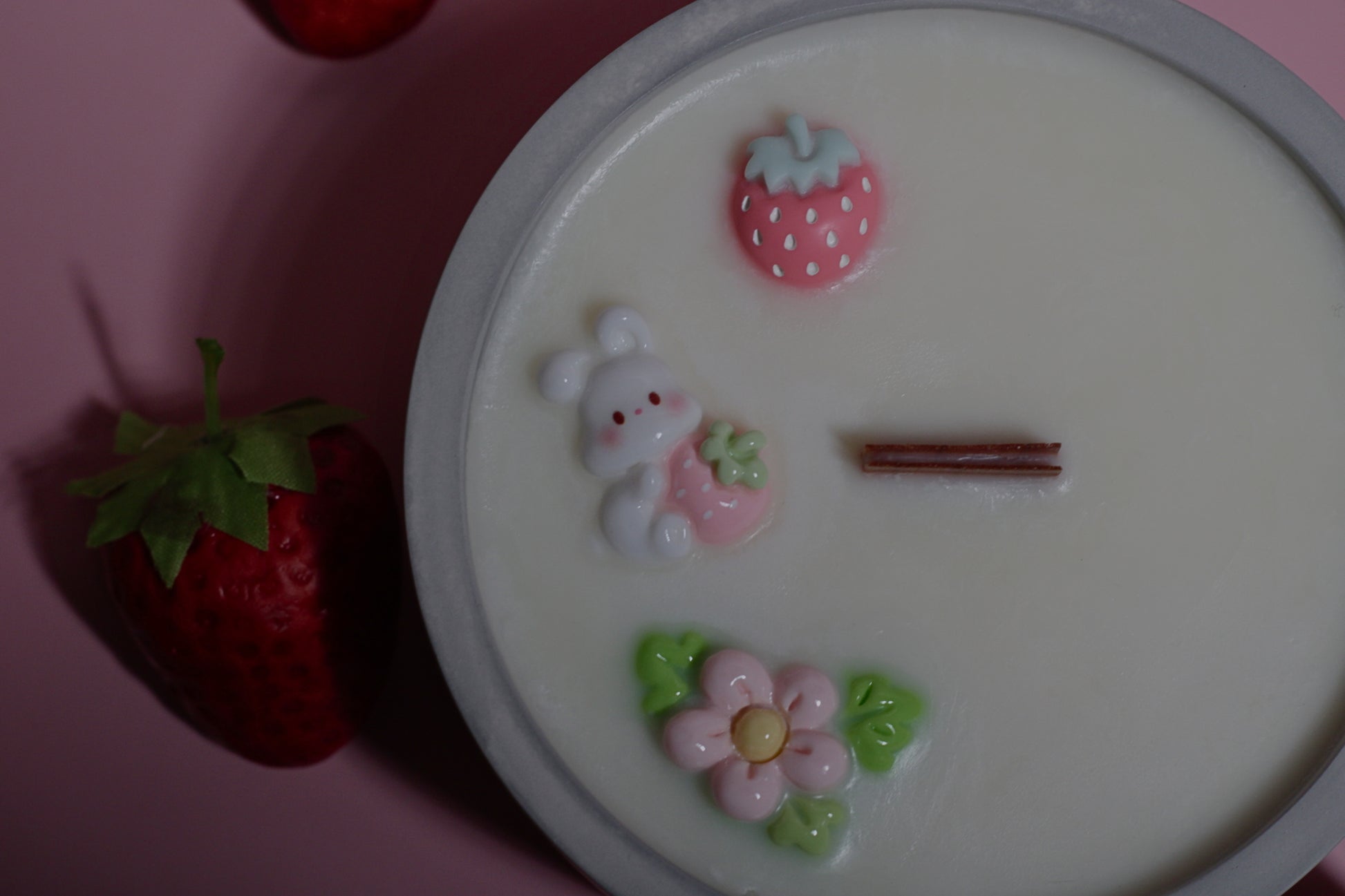 Elegantiška kvepianti sojų žvakė Pasakų sodas gipso inde